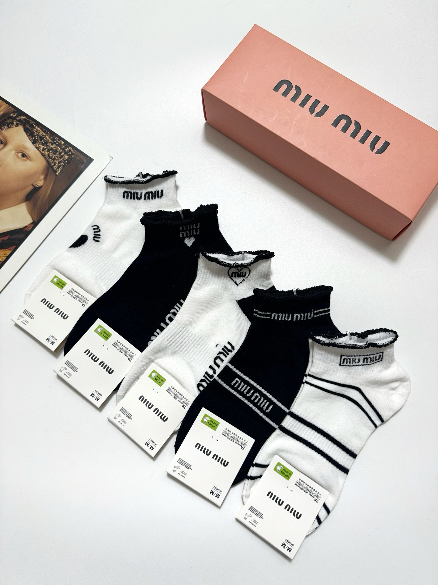  配包装
🌟【一盒5 双】
 🌟缪缪 miumiu 经典字母logo 纯棉短筒袜 ，ins超火爆短袜，纯