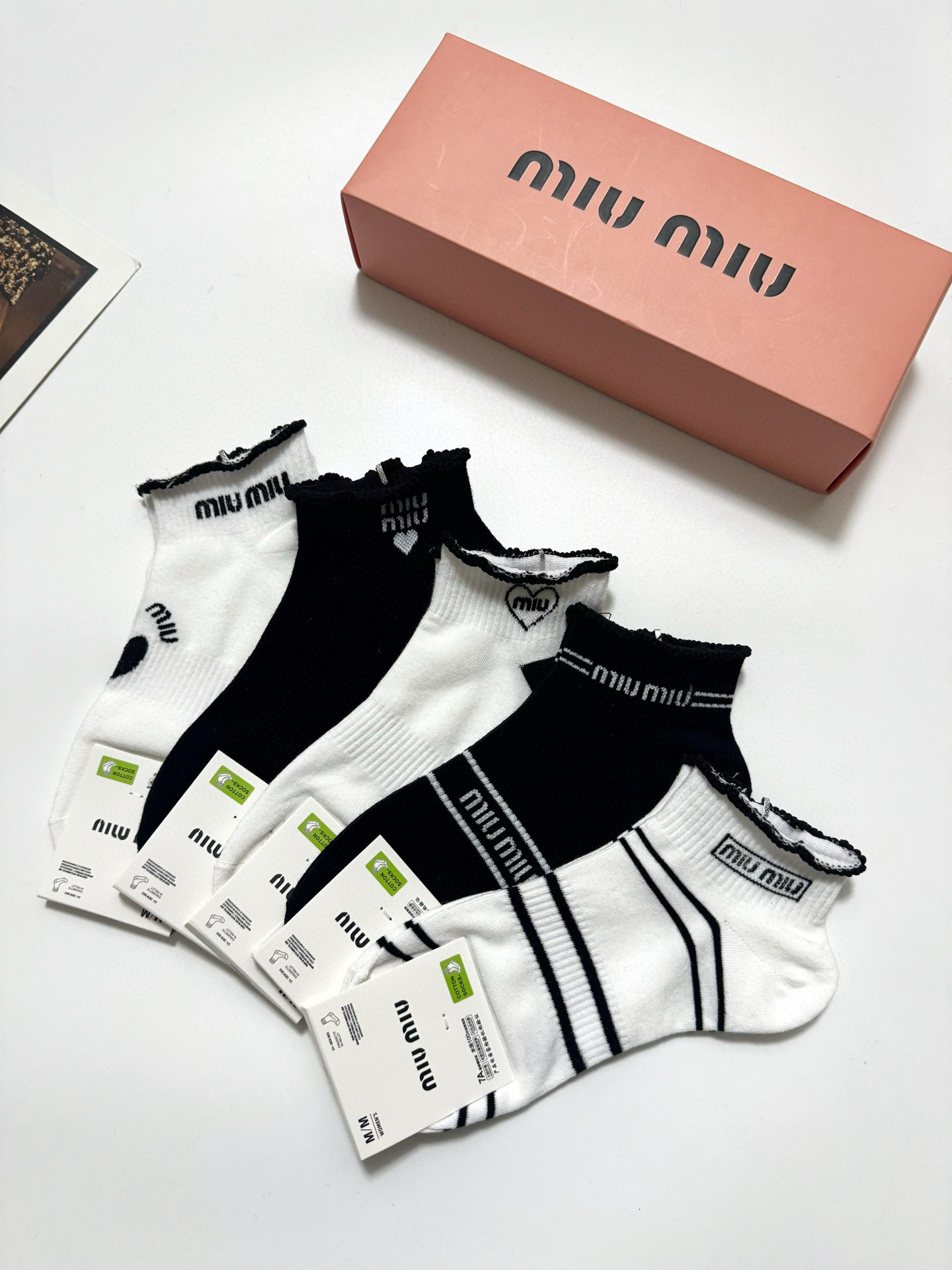  配包装
🌟【一盒5 双】
 🌟缪缪 miumiu 经典字母logo 纯棉短筒袜 ，ins超火爆短袜，纯