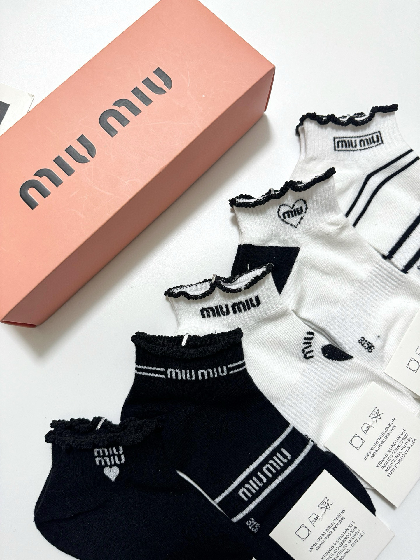  配包装
🌟【一盒5 双】
 🌟缪缪 miumiu 经典字母logo 纯棉短筒袜 ，ins超火爆短袜，纯