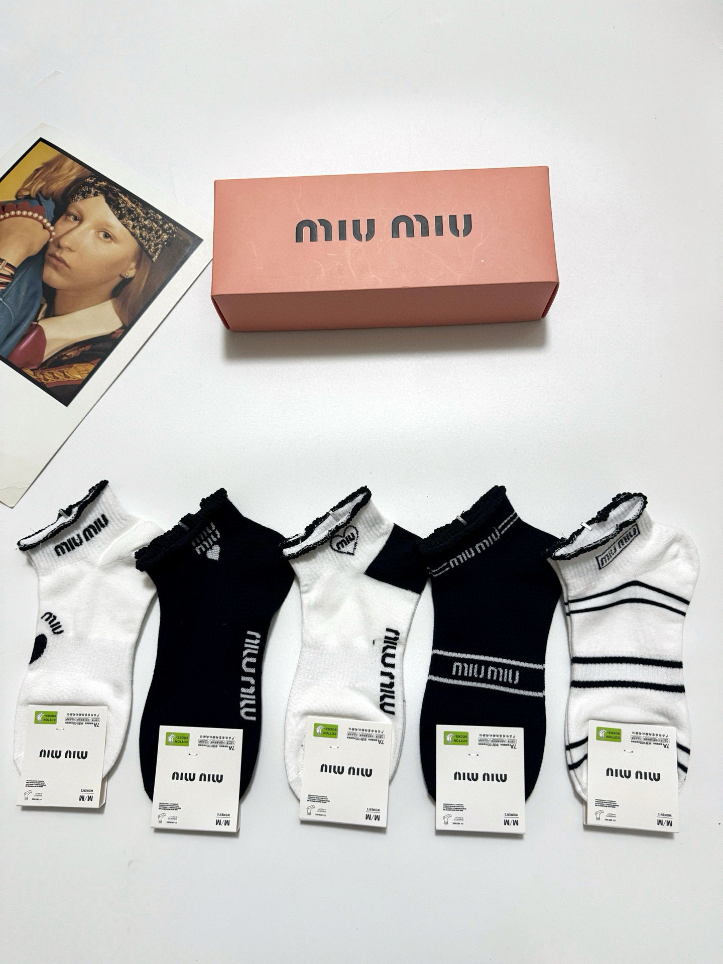  配包装
🌟【一盒5 双】
 🌟缪缪 miumiu 经典字母logo 纯棉短筒袜 ，ins超火爆短袜，纯