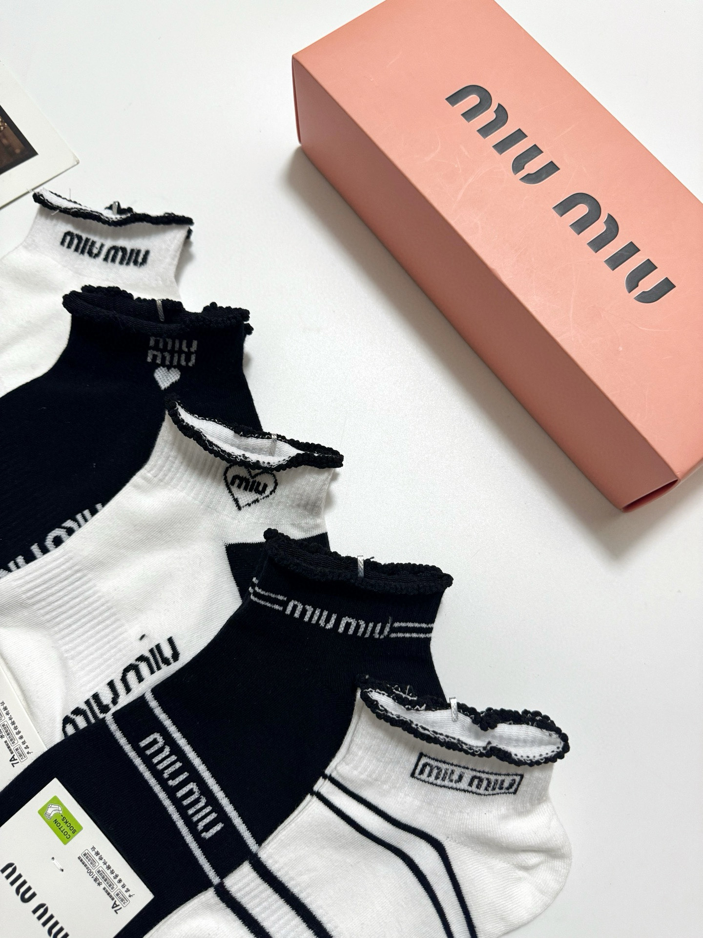  配包装
🌟【一盒5 双】
 🌟缪缪 miumiu 经典字母logo 纯棉短筒袜 ，ins超火爆短袜，纯