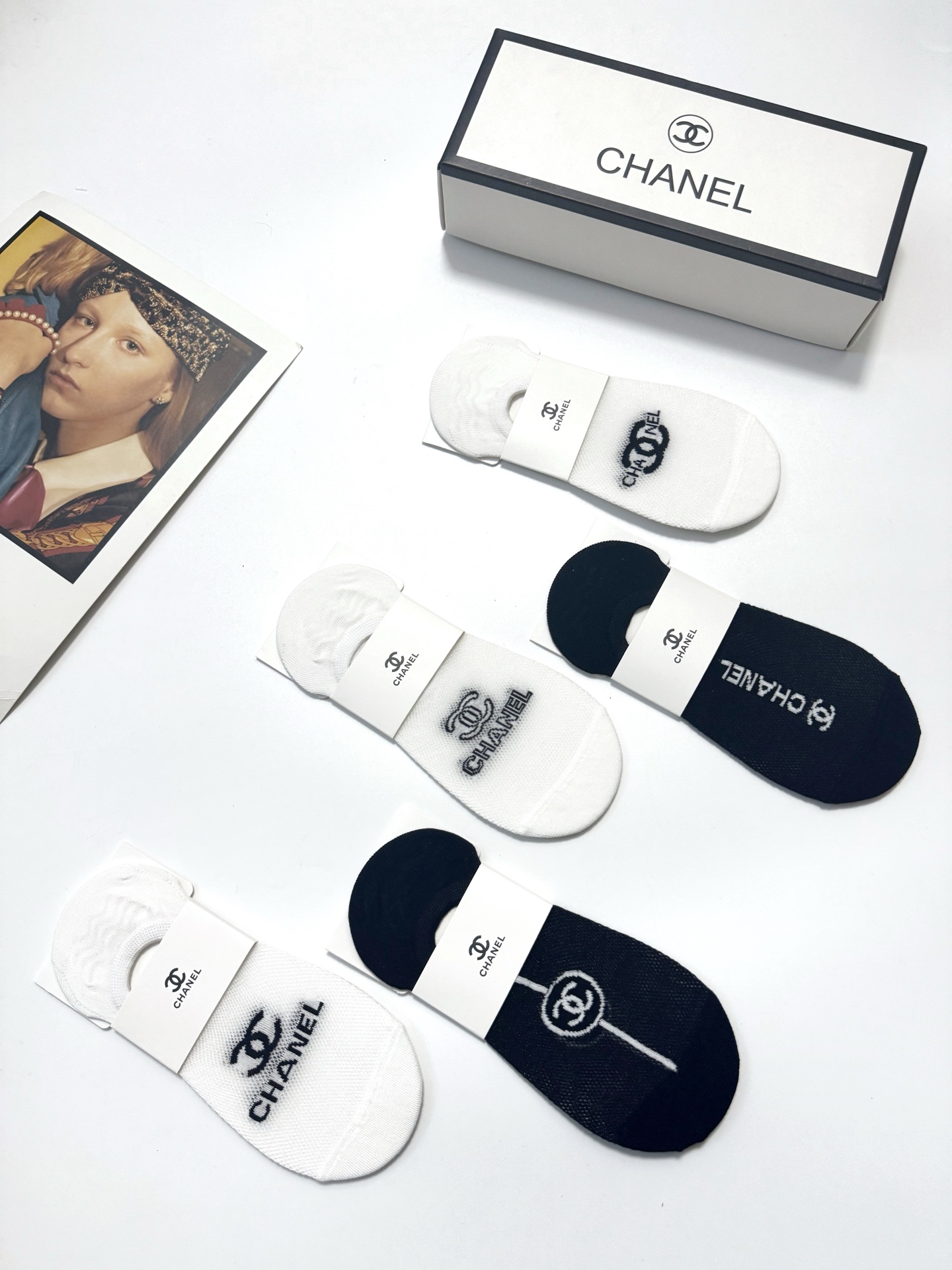  配包装
🌟【一盒5双】
 🌟Chanel 香奈儿 经典字母logo 纯棉船袜   ，ins超火爆空调袜