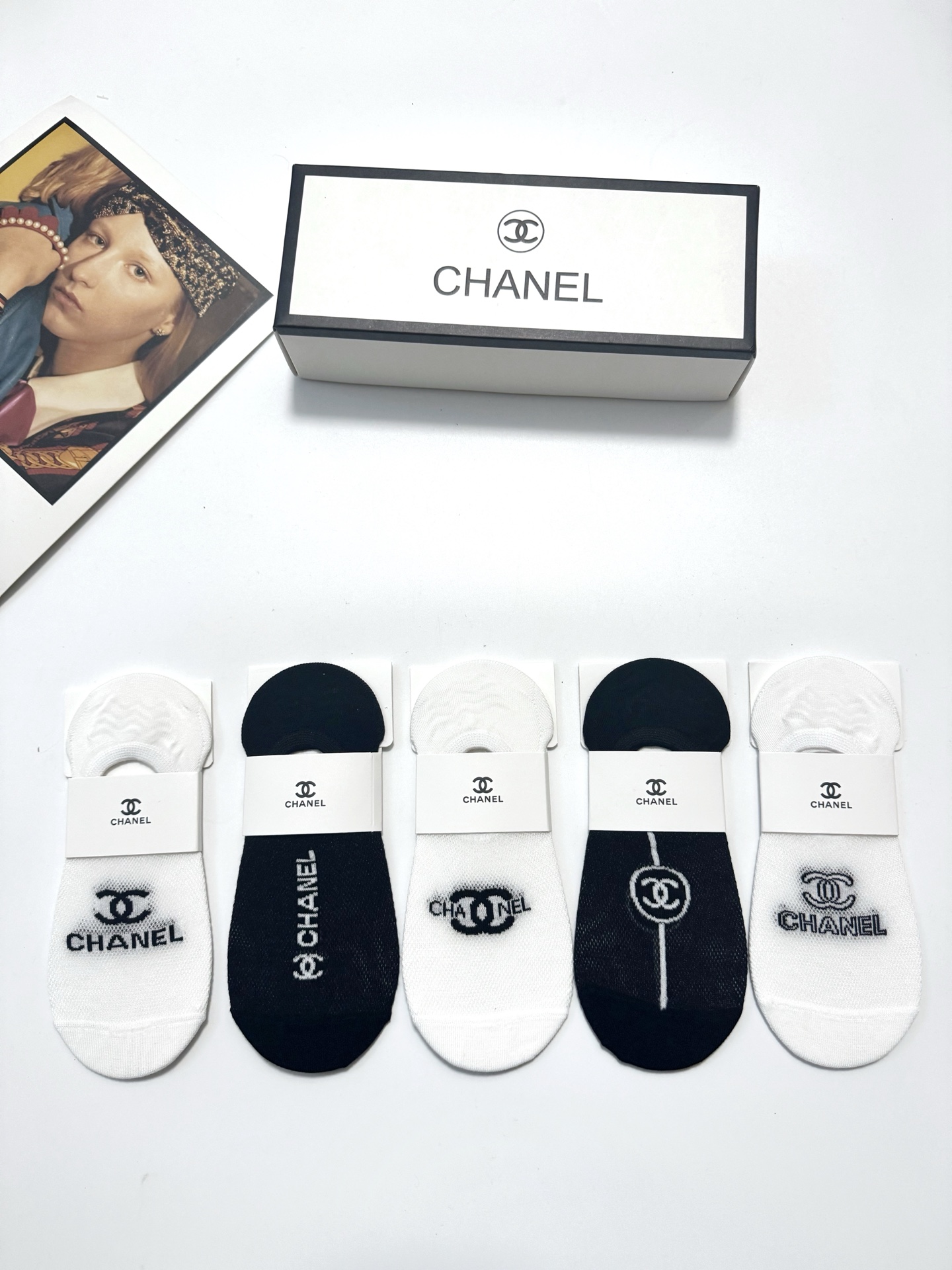  配包装
🌟【一盒5双】
 🌟Chanel 香奈儿 经典字母logo 纯棉船袜   ，ins超火爆空调袜