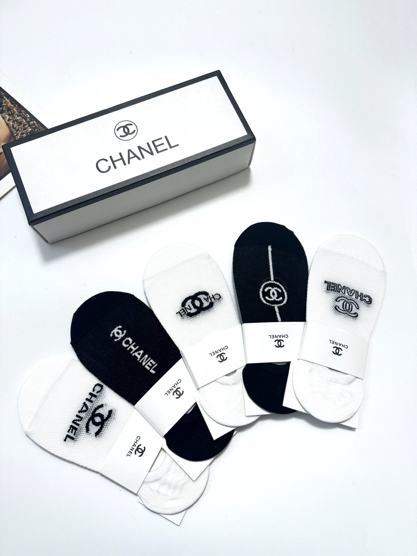  配包装
🌟【一盒5双】
 🌟Chanel 香奈儿 经典字母logo 纯棉船袜   ，ins超火爆空调袜