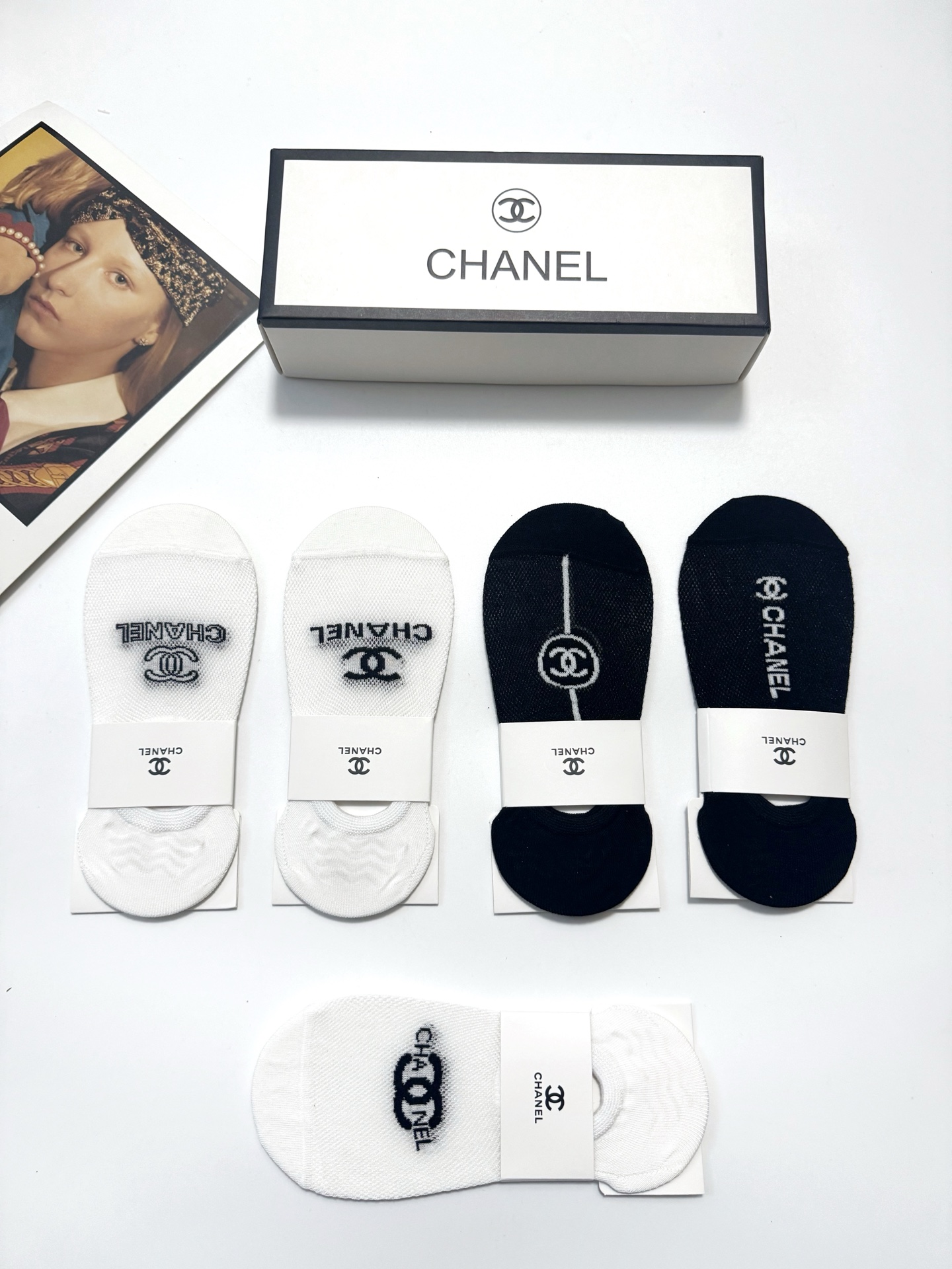  配包装
🌟【一盒5双】
 🌟Chanel 香奈儿 经典字母logo 纯棉船袜   ，ins超火爆空调袜