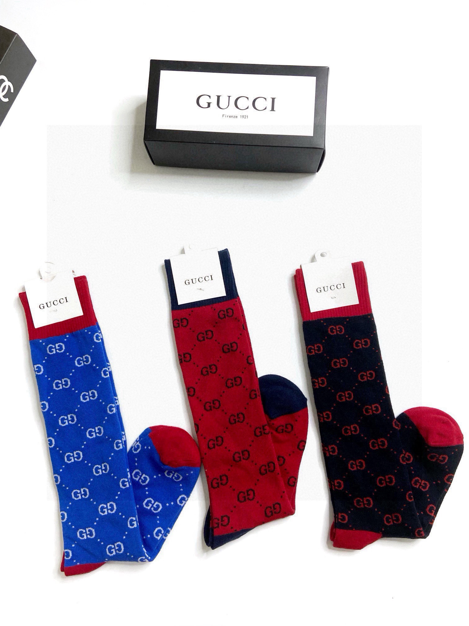  配包装
🌟【一盒3 双】
🌟Gucci  古奇 爆款双G字母 长筒袜 小腿袜
🔥专柜同步发售ing ，
