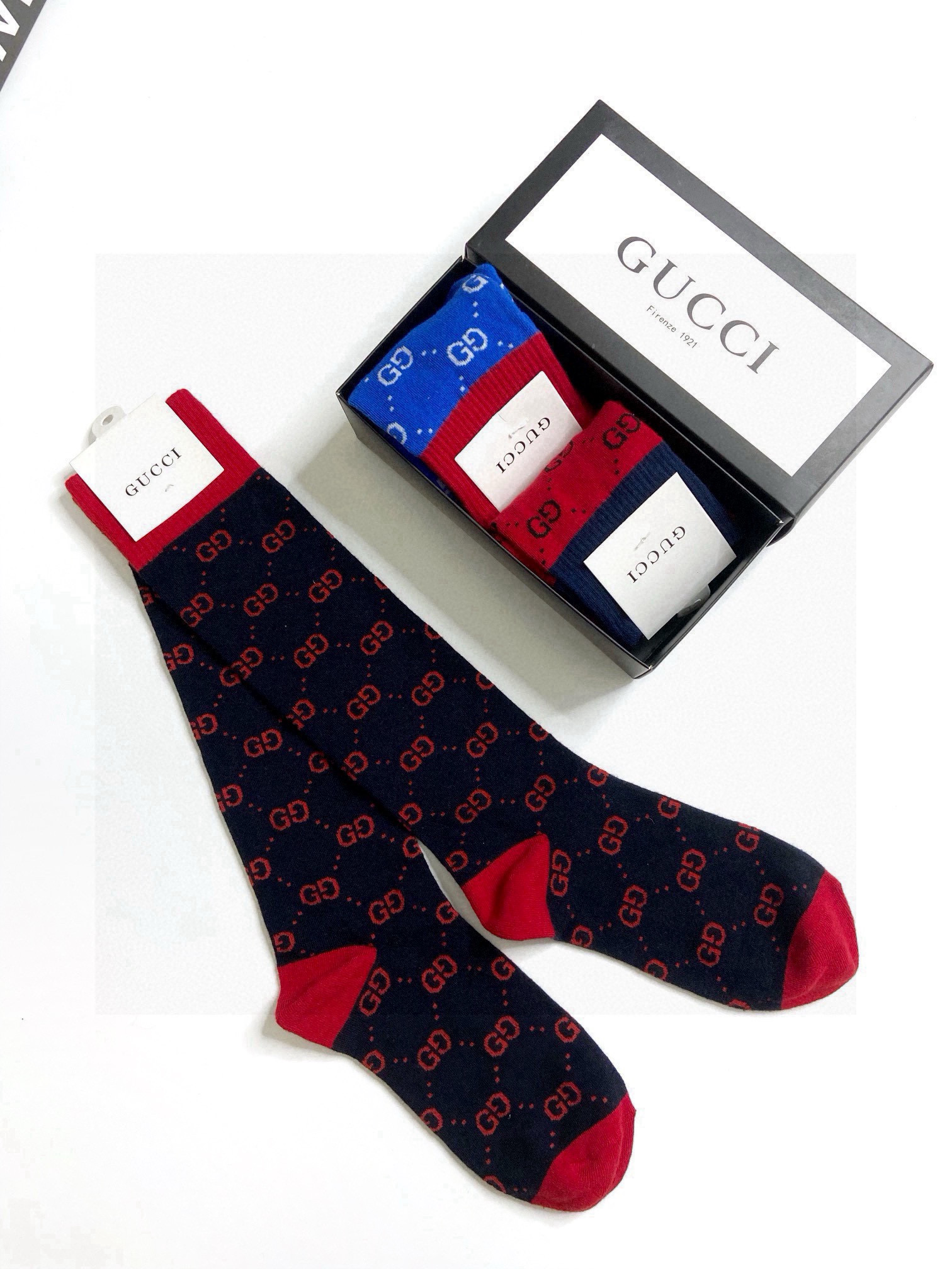  配包装
🌟【一盒3 双】
🌟Gucci  古奇 爆款双G字母 长筒袜 小腿袜
🔥专柜同步发售ing ，