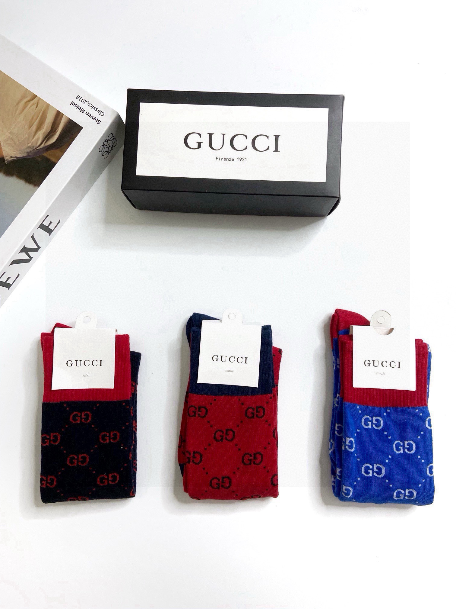  配包装
🌟【一盒3 双】
🌟Gucci  古奇 爆款双G字母 长筒袜 小腿袜
🔥专柜同步发售ing ，