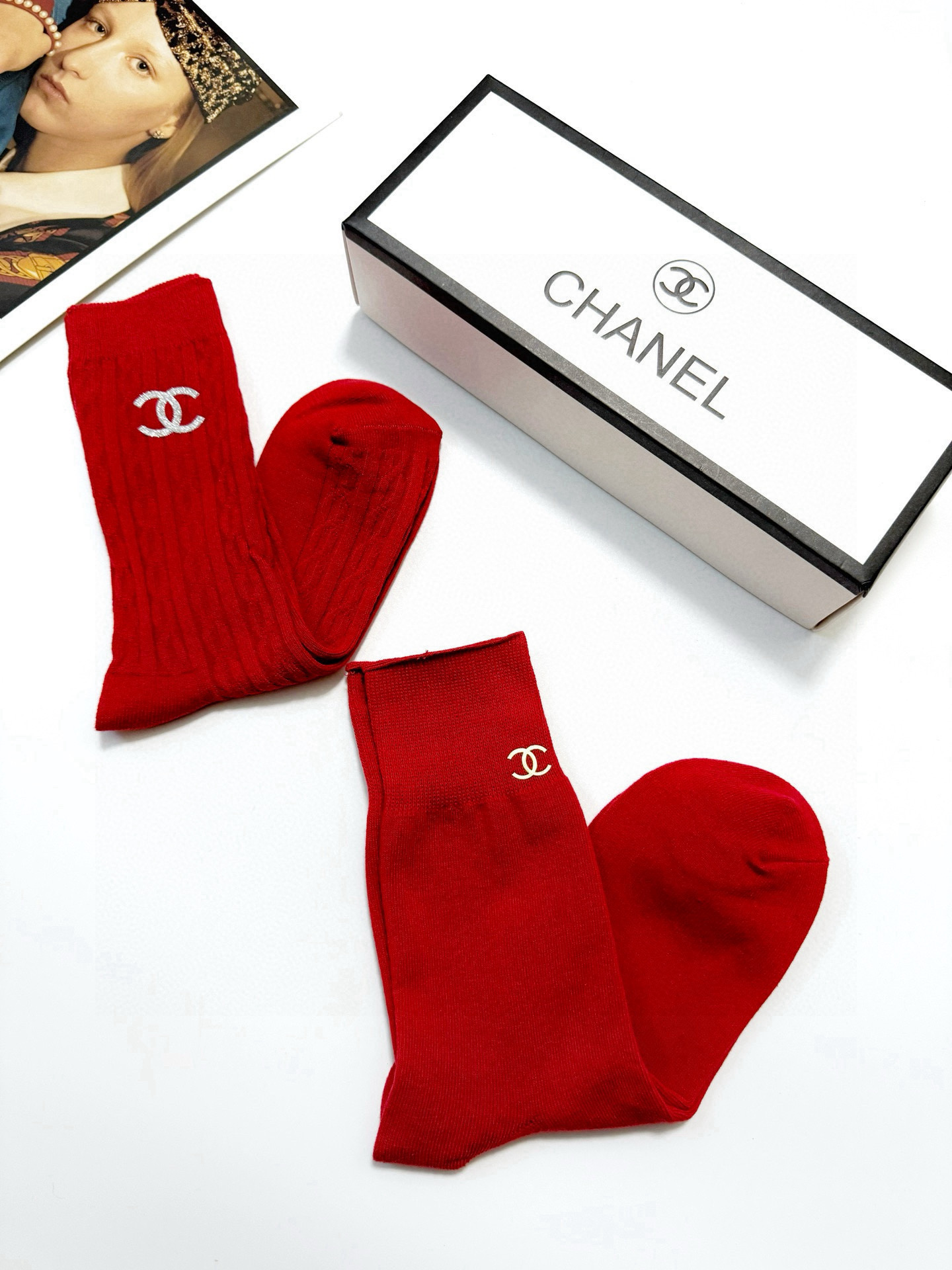  配包装
🌟【一盒2双】
🌟Chanel 香奈儿 经典双C 字母 logo 纯棉中筒袜 小腿袜 年袜 🔥