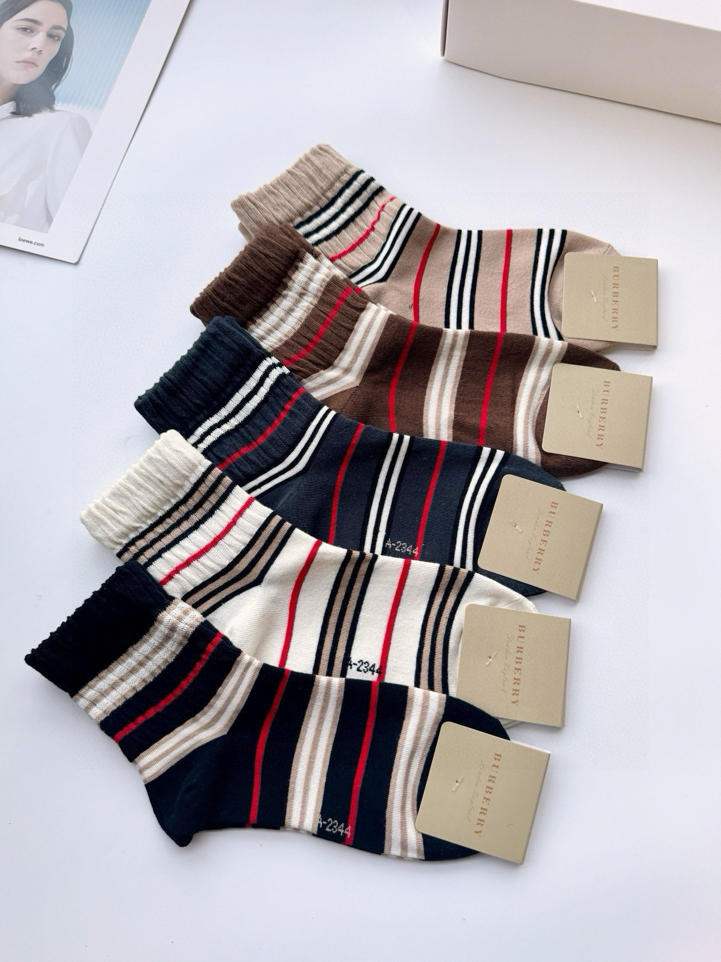  配包装
🌟【一盒5 双】
 🌟巴宝莉 Burberry 经典字母logo 纯棉中筒袜   ，ins超火