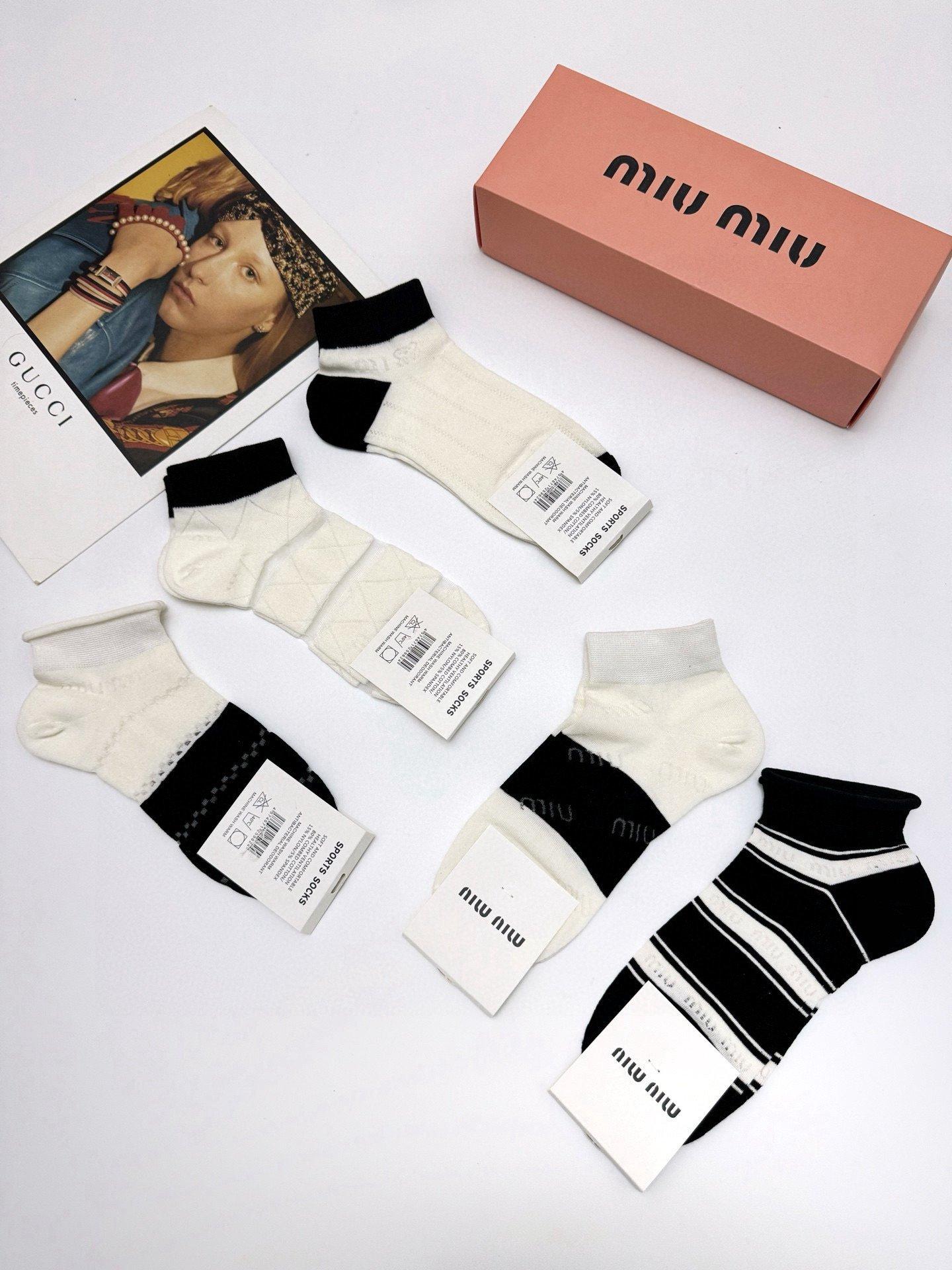  配包装
🌟【一盒5 双】
🌟缪缪 miumiu 经典 字母logo 网眼短袜 镂空空调袜 
🌟ins爆
