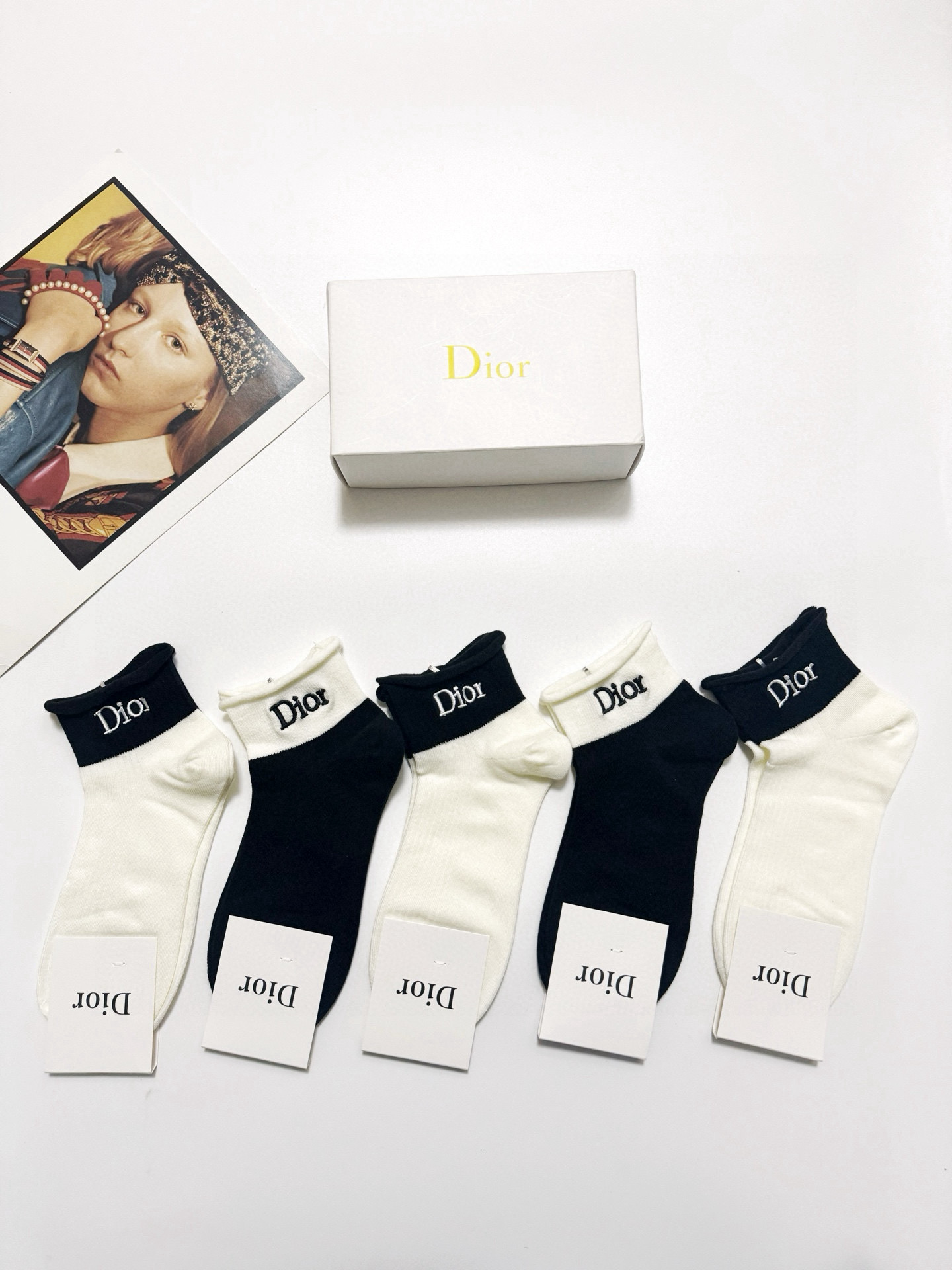  配包装
🌟【一盒5 双】
 🌟Dior 迪奥 经典字母刺绣logo 纯棉中筒袜   ，ins超火爆短袜