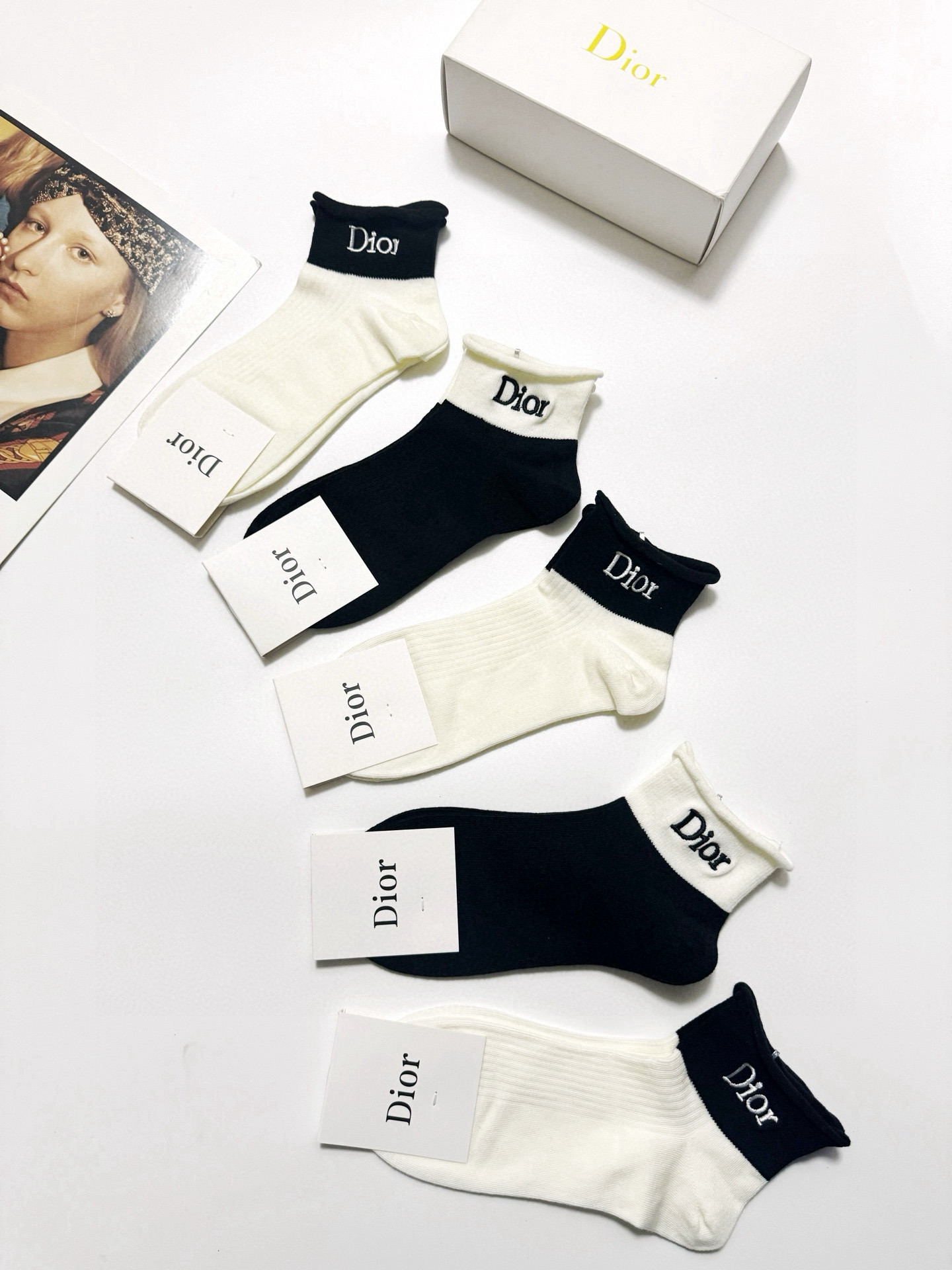  配包装
🌟【一盒5 双】
 🌟Dior 迪奥 经典字母刺绣logo 纯棉中筒袜   ，ins超火爆短袜