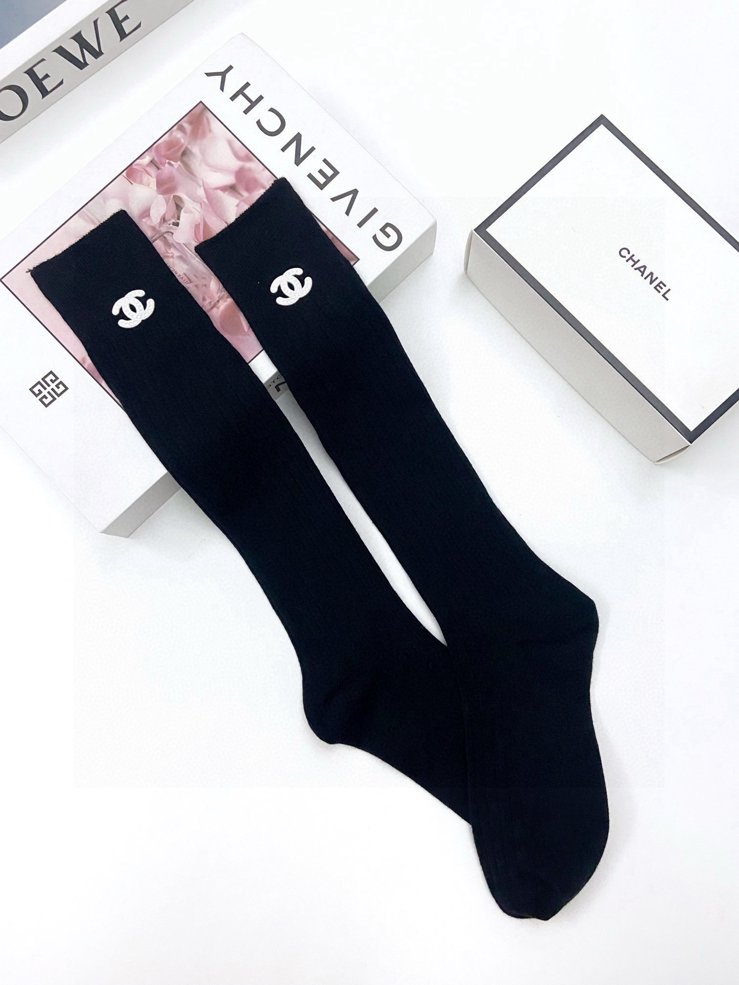  配包装
🌟【一盒一双】
🌟Chanel 香奈儿 经典双C 字母logo 纯棉长筒袜 小腿袜 
🌟ins