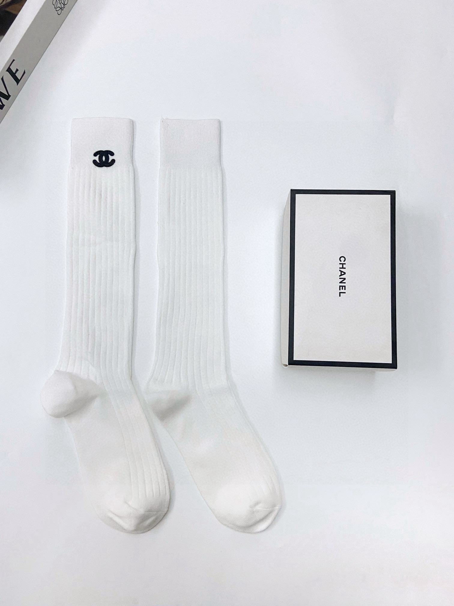  配包装
🌟【一盒一双】
🌟Chanel 香奈儿 经典双C 字母logo 纯棉长筒袜 小腿袜 
🌟ins