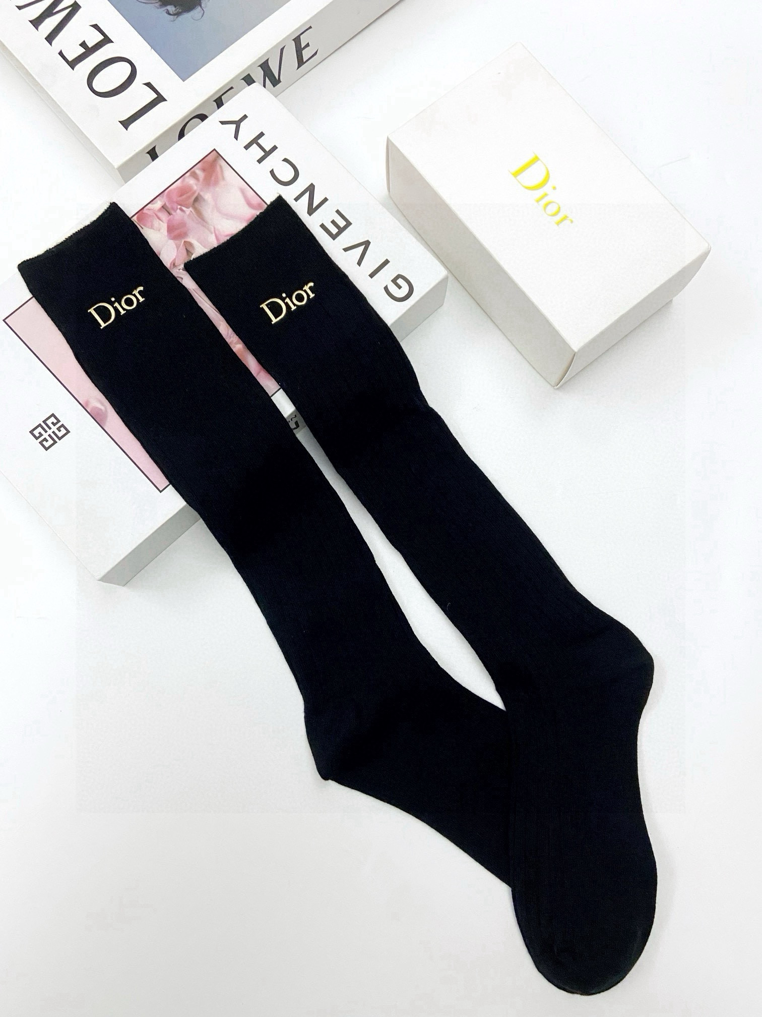  配包装
🌟【一盒一双】
🌟 Dior 迪奥  爆款经典字母 长筒袜 小腿袜🔥双针针织材质，超完美结合，
