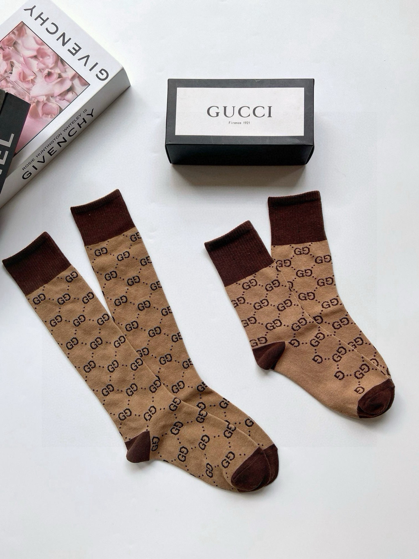  配包装
🌟【一盒2双】
🌟Gucci  古奇 爆款双G字母 长筒袜 中筒袜
🔥专柜同步发售ing ，巨