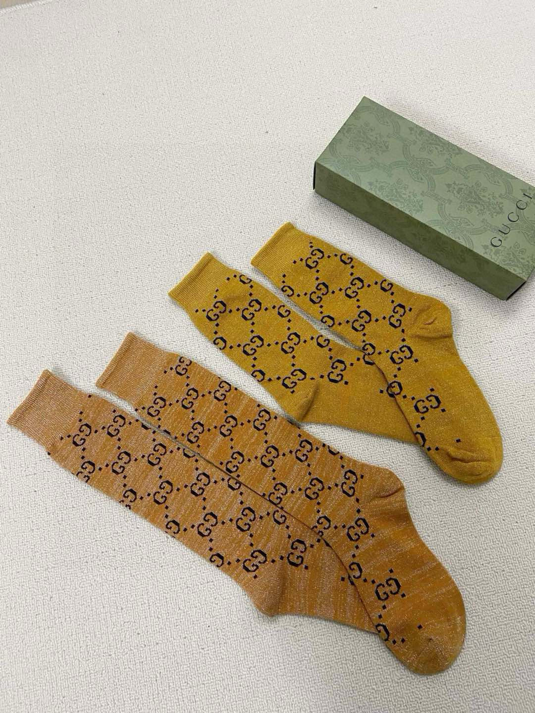  配包装
🌟【一盒2 双】
🌟Gucci 古奇 爆款金银丝长筒袜 中筒袜，超级火爆小腿袜🔥双针针织混纺金
