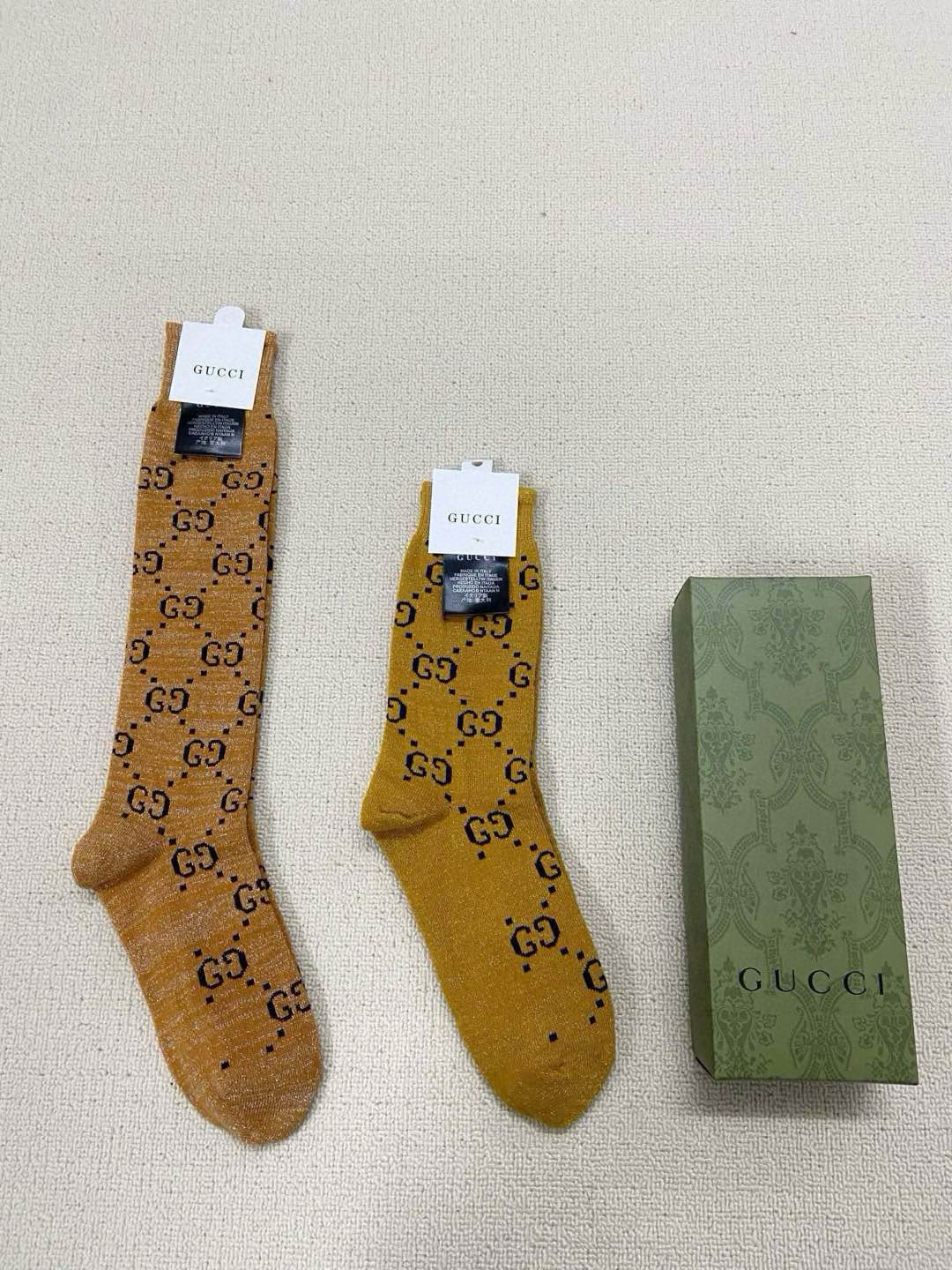  配包装
🌟【一盒2 双】
🌟Gucci 古奇 爆款金银丝长筒袜 中筒袜，超级火爆小腿袜🔥双针针织混纺金