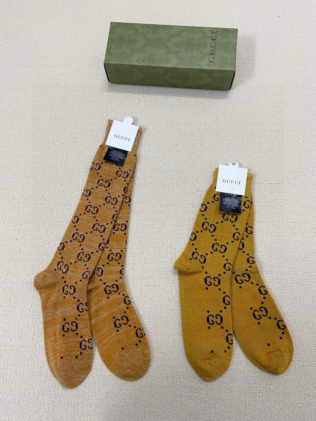  配包装
🌟【一盒2 双】
🌟Gucci 古奇 爆款金银丝长筒袜 中筒袜，超级火爆小腿袜🔥双针针织混纺金