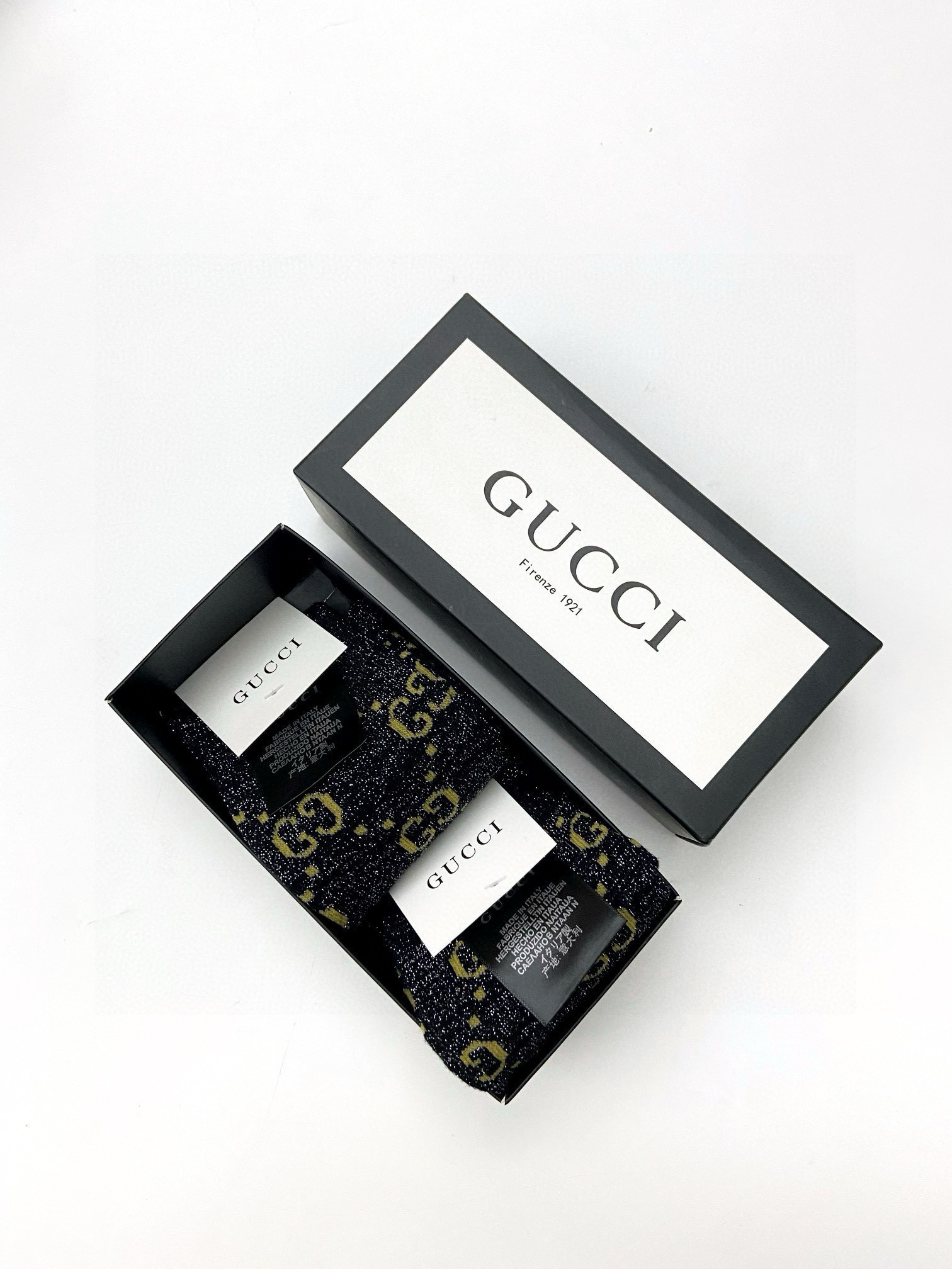  配包装
🌟【一盒2 双】
🌟Gucci 古奇 爆款金银丝长筒袜 中筒袜，超级火爆小腿袜🔥双针针织混纺金