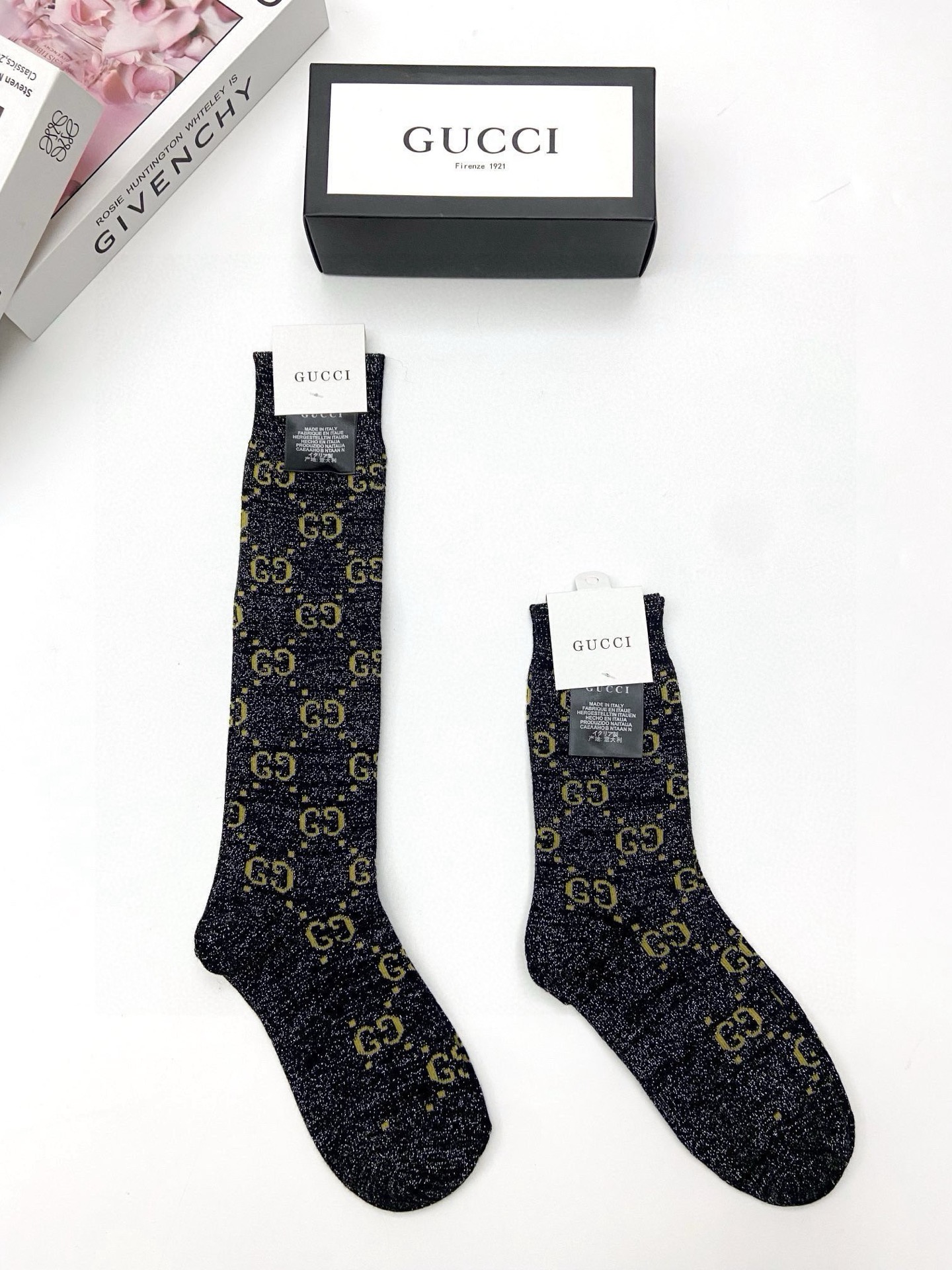  配包装
🌟【一盒2 双】
🌟Gucci 古奇 爆款金银丝长筒袜 中筒袜，超级火爆小腿袜🔥双针针织混纺金