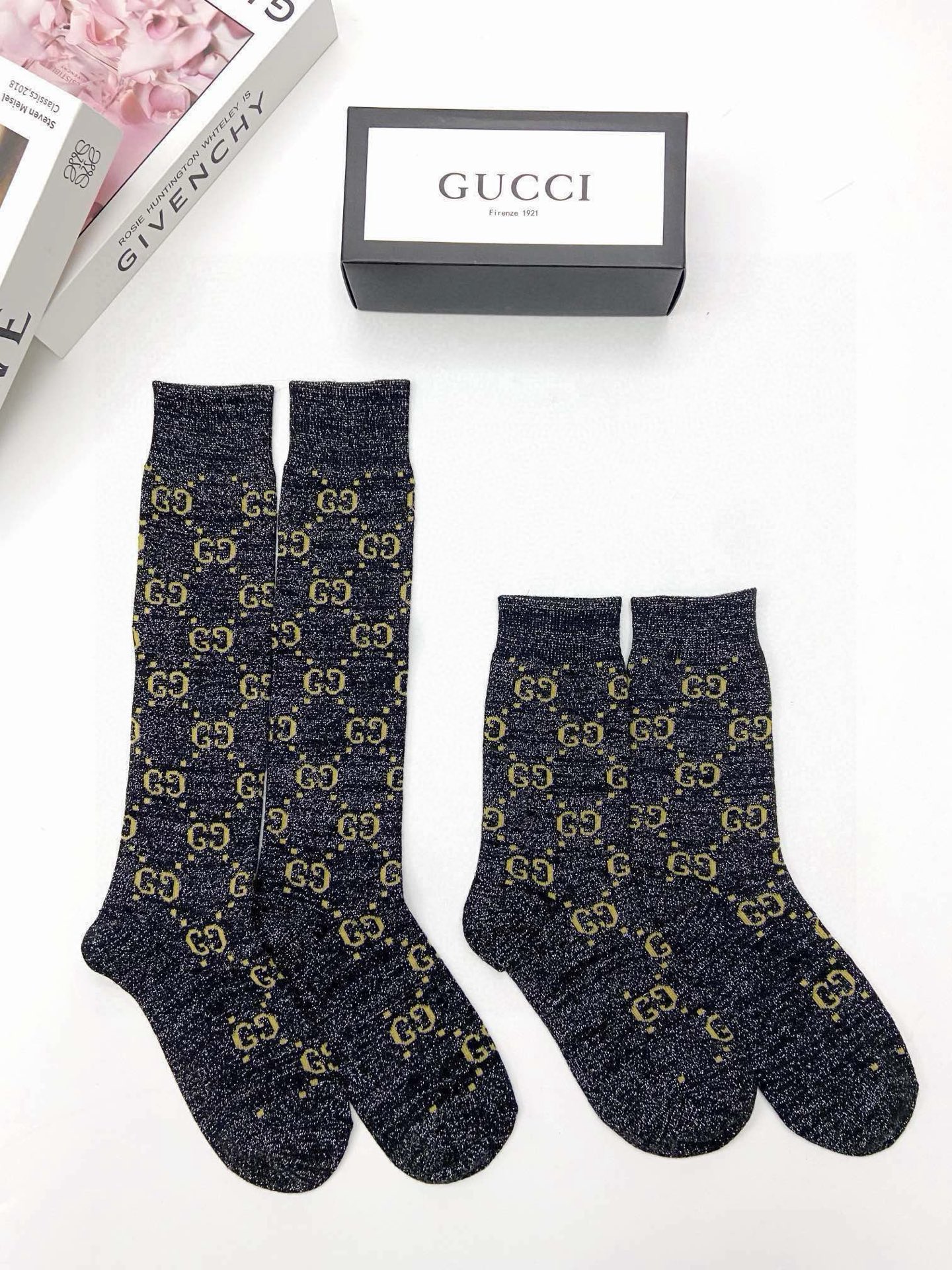  配包装
🌟【一盒2 双】
🌟Gucci 古奇 爆款金银丝长筒袜 中筒袜，超级火爆小腿袜🔥双针针织混纺金