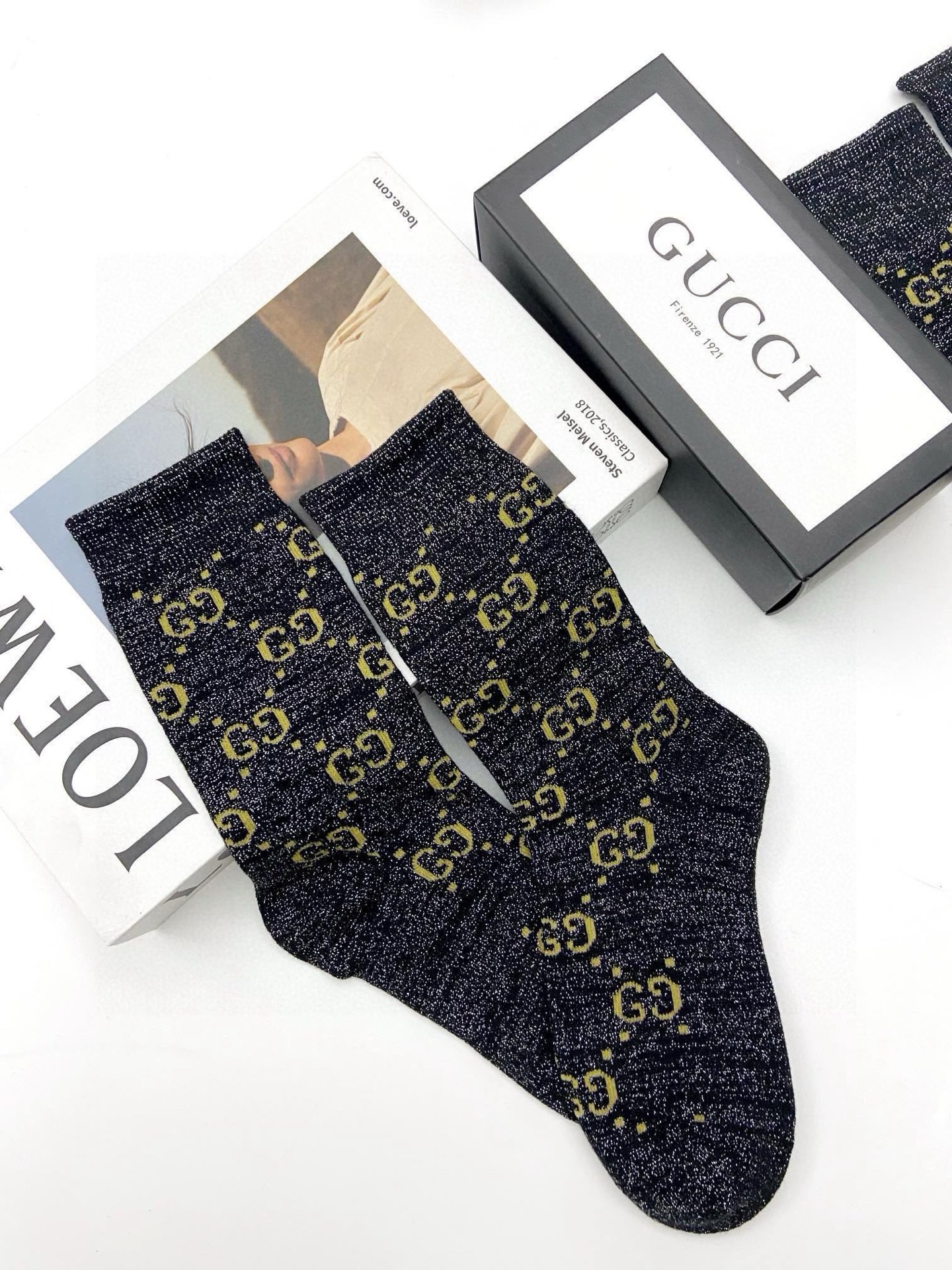  配包装
🌟【一盒2 双】
🌟Gucci 古奇 爆款金银丝长筒袜 中筒袜，超级火爆小腿袜🔥双针针织混纺金