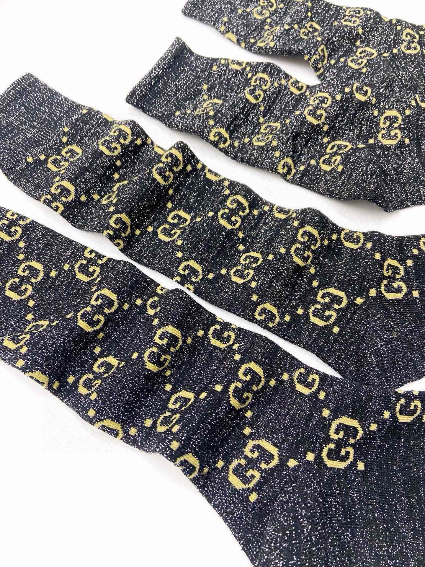  配包装
🌟【一盒2 双】
🌟Gucci 古奇 爆款金银丝长筒袜 中筒袜，超级火爆小腿袜🔥双针针织混纺金