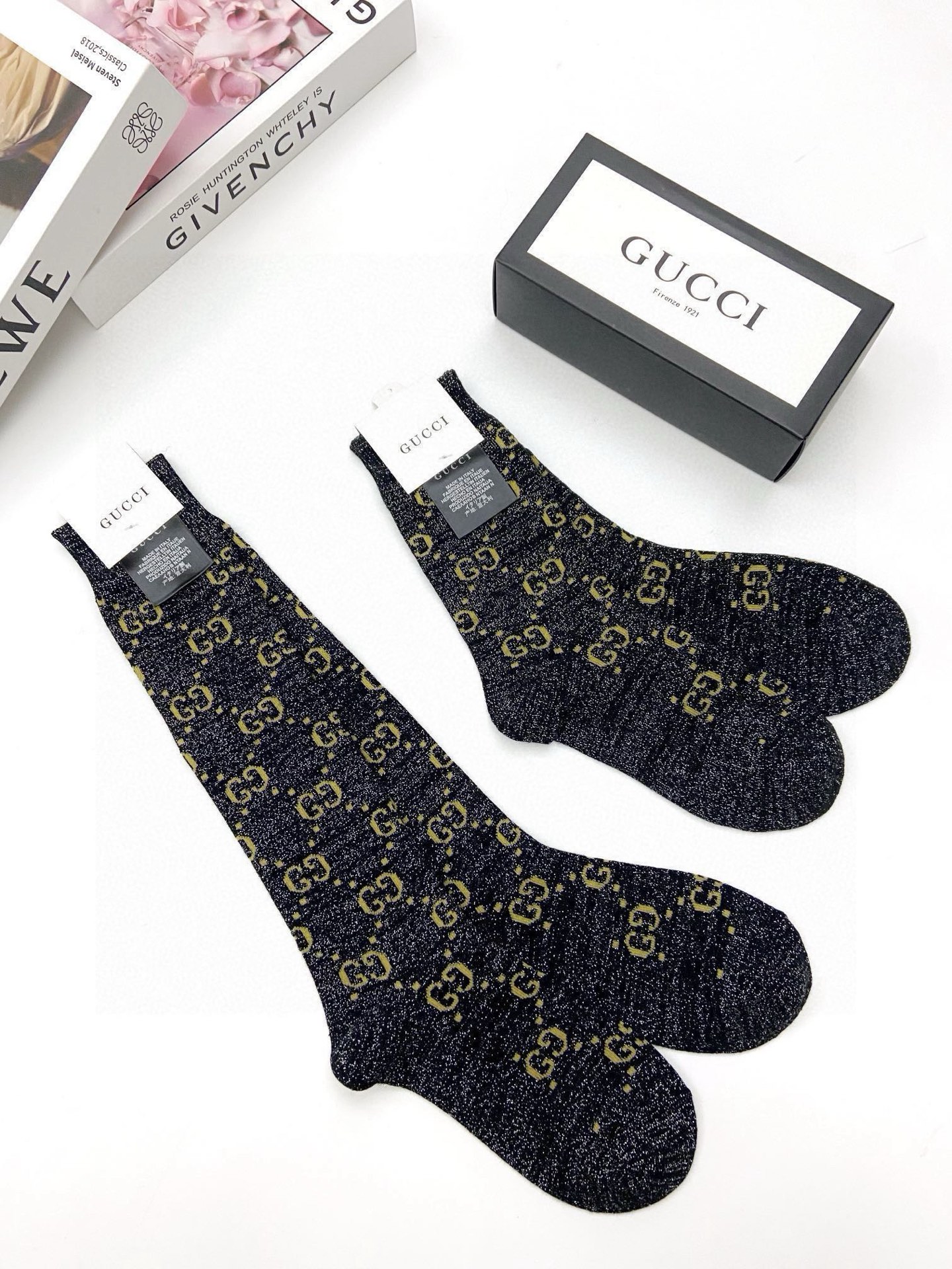  配包装
🌟【一盒2 双】
🌟Gucci 古奇 爆款金银丝长筒袜 中筒袜，超级火爆小腿袜🔥双针针织混纺金