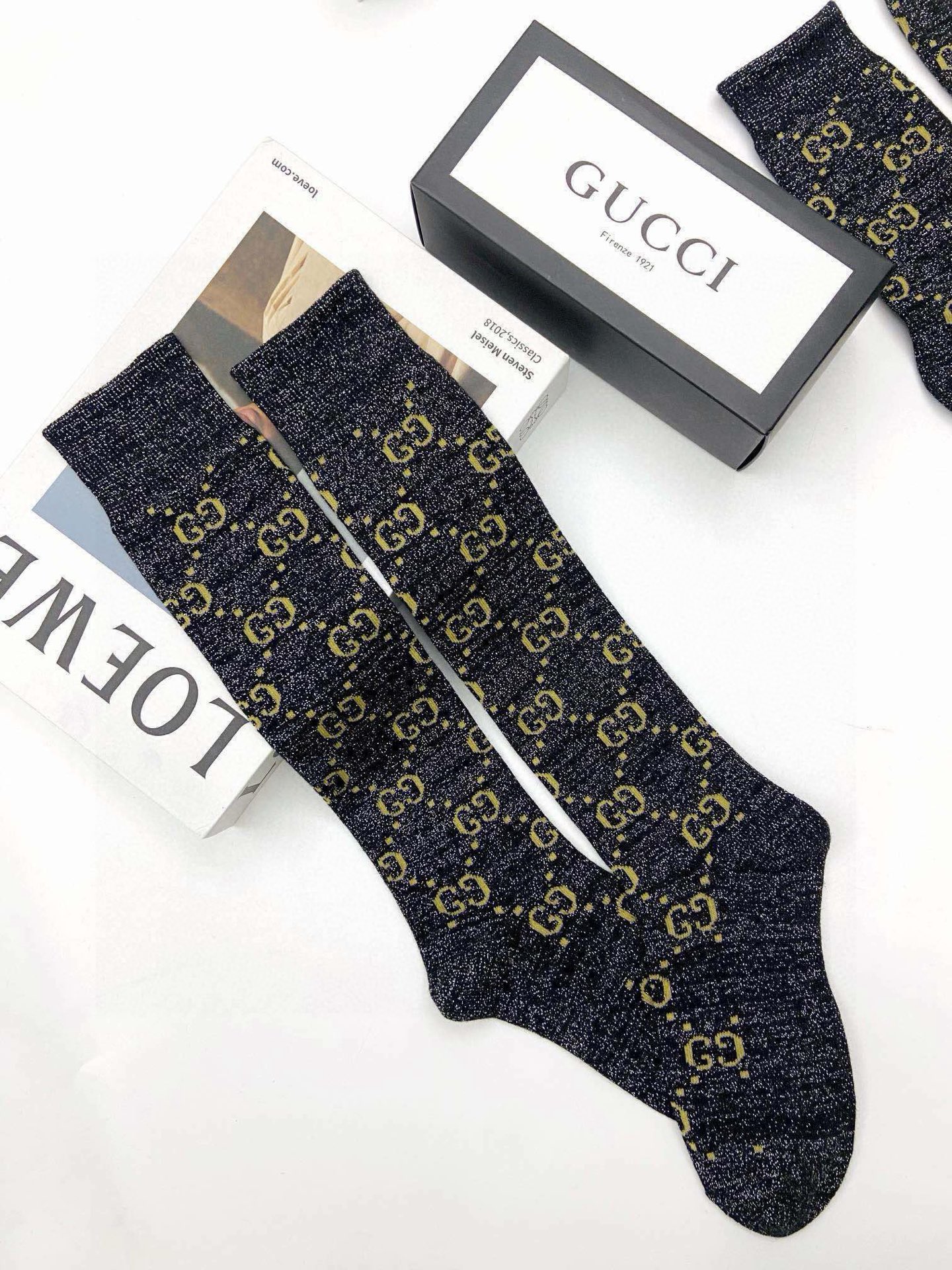  配包装
🌟【一盒2 双】
🌟Gucci 古奇 爆款金银丝长筒袜 中筒袜，超级火爆小腿袜🔥双针针织混纺金
