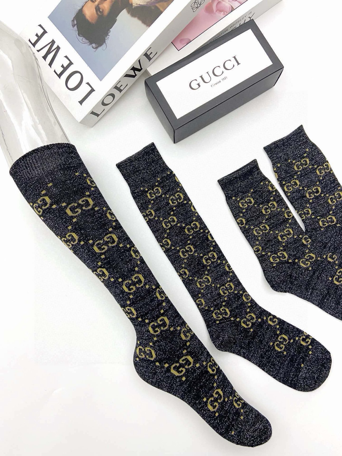 配包装
🌟【一盒2 双】
🌟Gucci 古奇 爆款金银丝长筒袜 中筒袜，超级火爆小腿袜🔥双针针织混纺金
