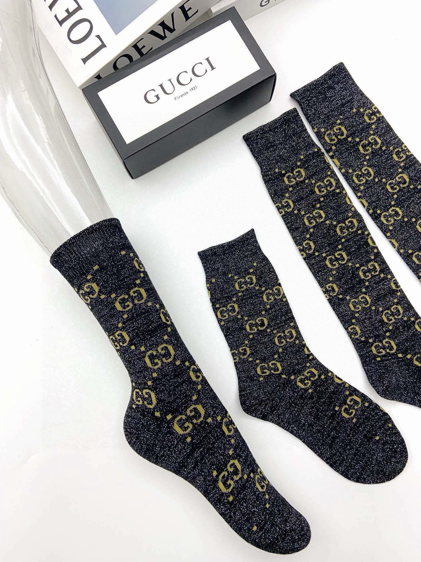  配包装
🌟【一盒2 双】
🌟Gucci 古奇 爆款金银丝长筒袜 中筒袜，超级火爆小腿袜🔥双针针织混纺金