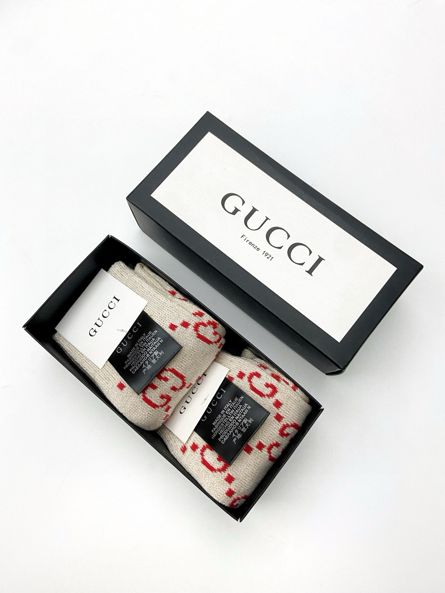  配包装
🌟【一盒2 双】
🌟Gucci 古奇 爆款金银丝长筒袜 中筒袜，超级火爆小腿袜🔥双针针织混纺金
