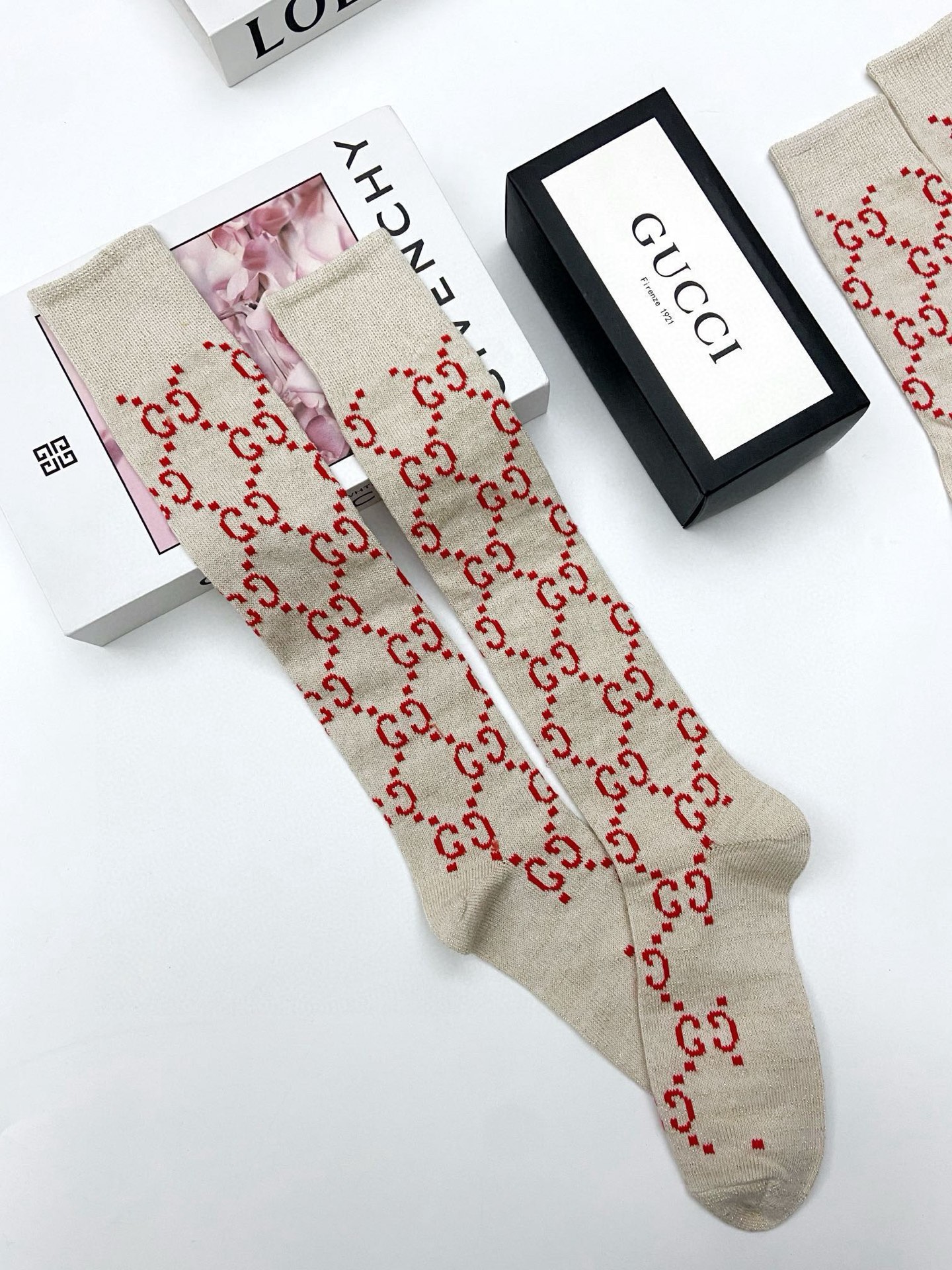  配包装
🌟【一盒2 双】
🌟Gucci 古奇 爆款金银丝长筒袜 中筒袜，超级火爆小腿袜🔥双针针织混纺金