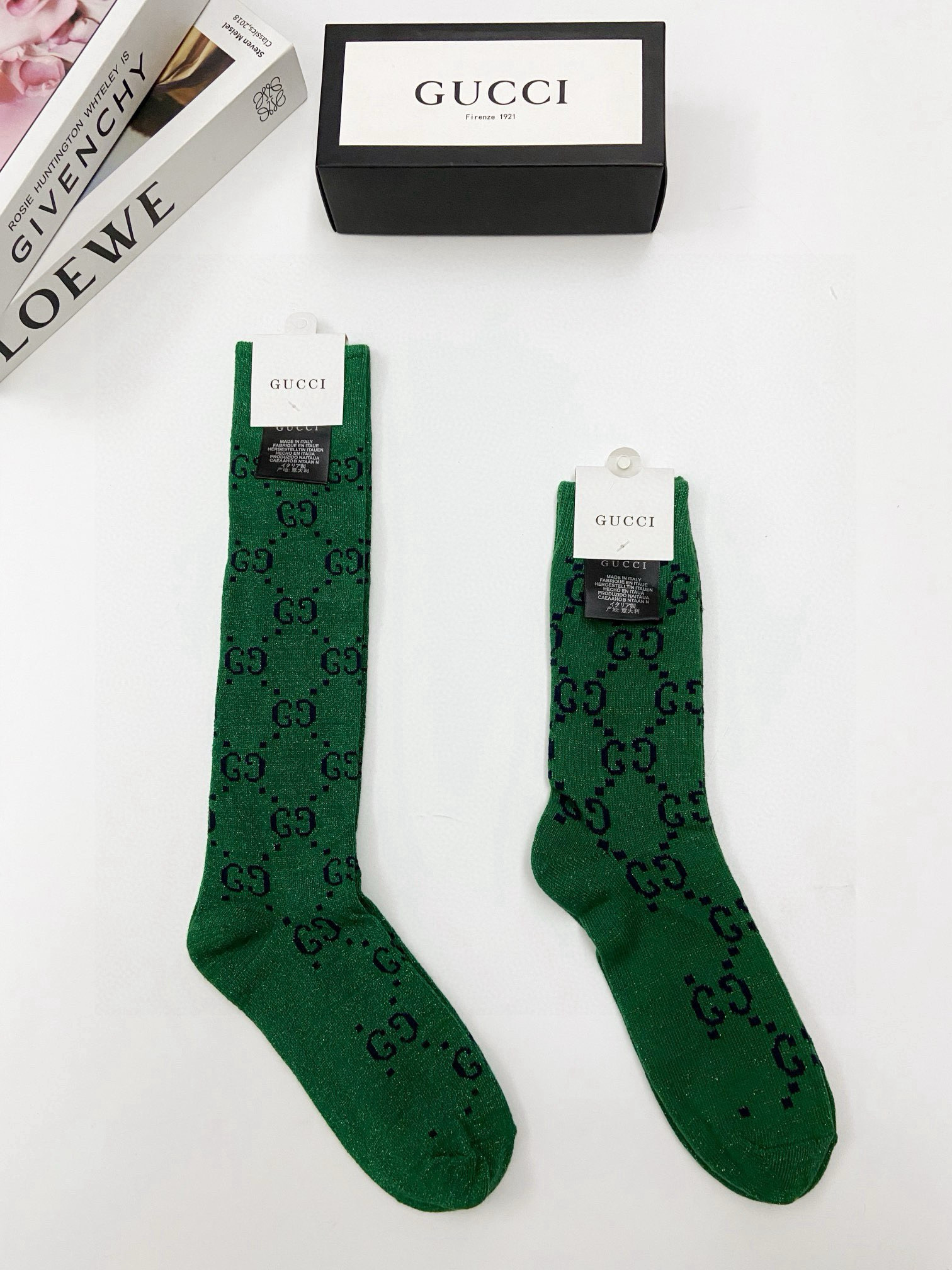  配包装
🌟【一盒2 双】
🌟Gucci 古奇 爆款金银丝长筒袜 中筒袜，超级火爆小腿袜🔥双针针织混纺金