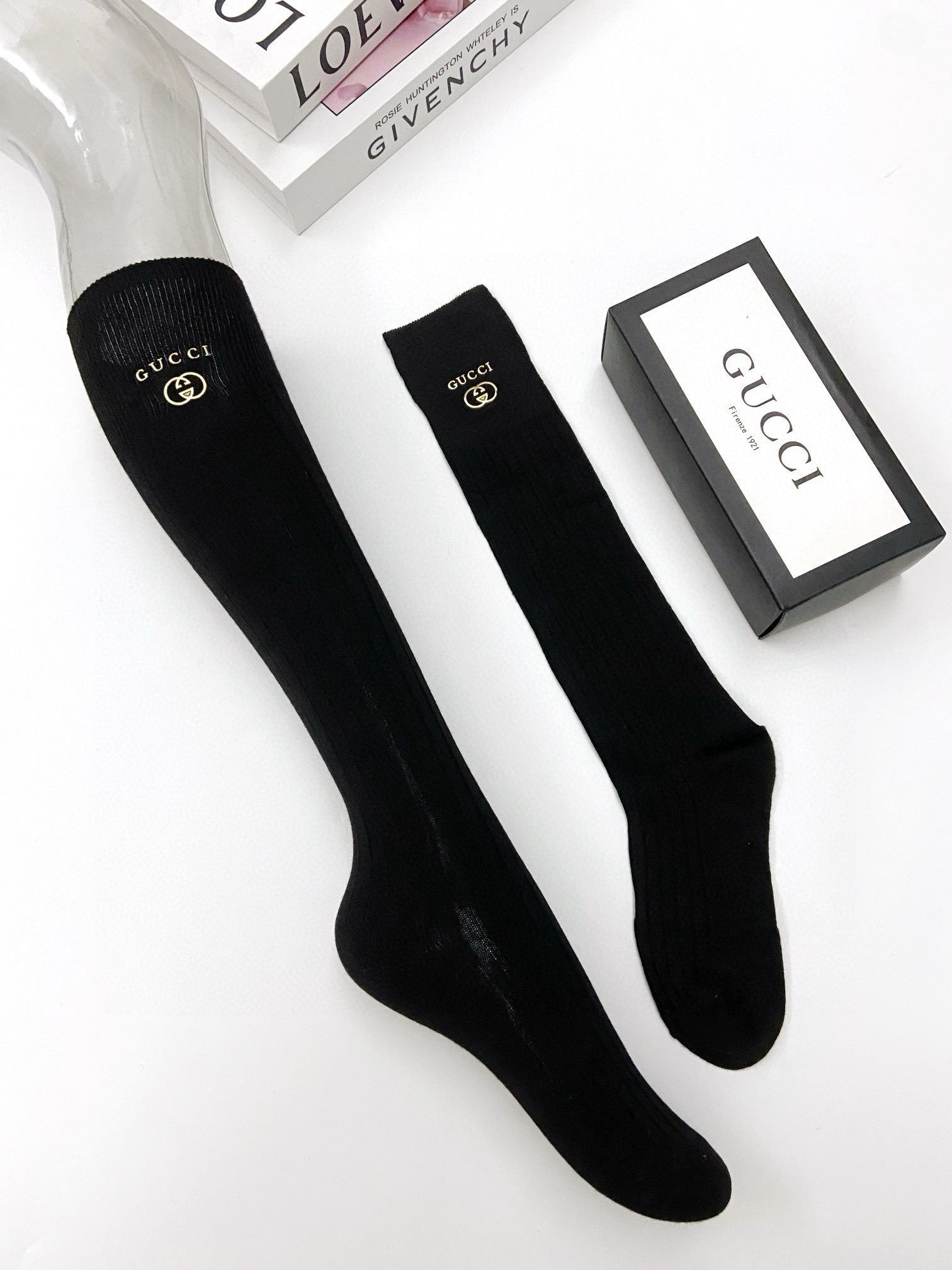  配包装
🌟【一盒一双】
🌟 Gucci 古琦 爆款经典字母 长筒袜 小腿袜🔥双针针织材质，超完美结合，
