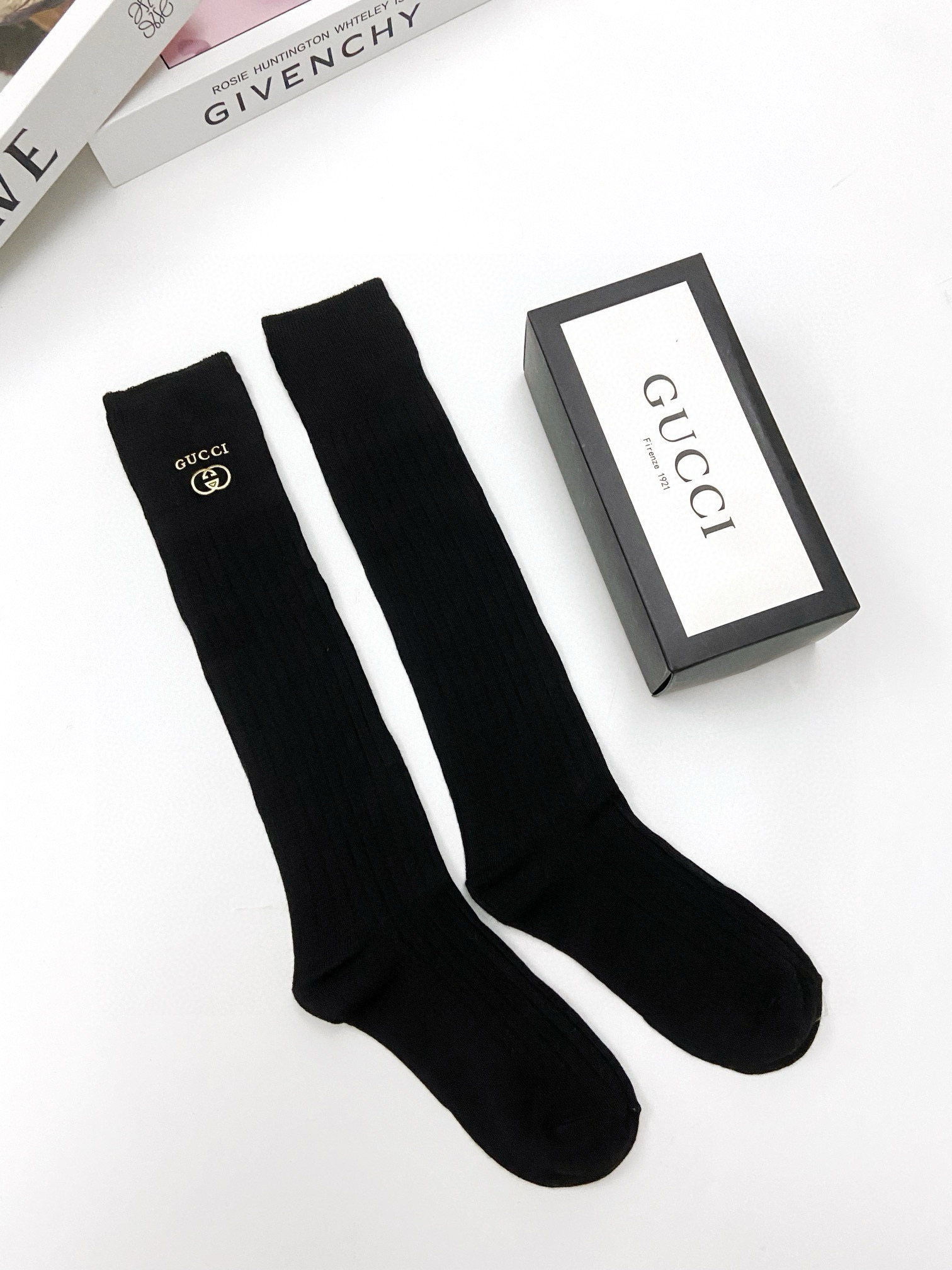  配包装
🌟【一盒一双】
🌟 Gucci 古琦 爆款经典字母 长筒袜 小腿袜🔥双针针织材质，超完美结合，