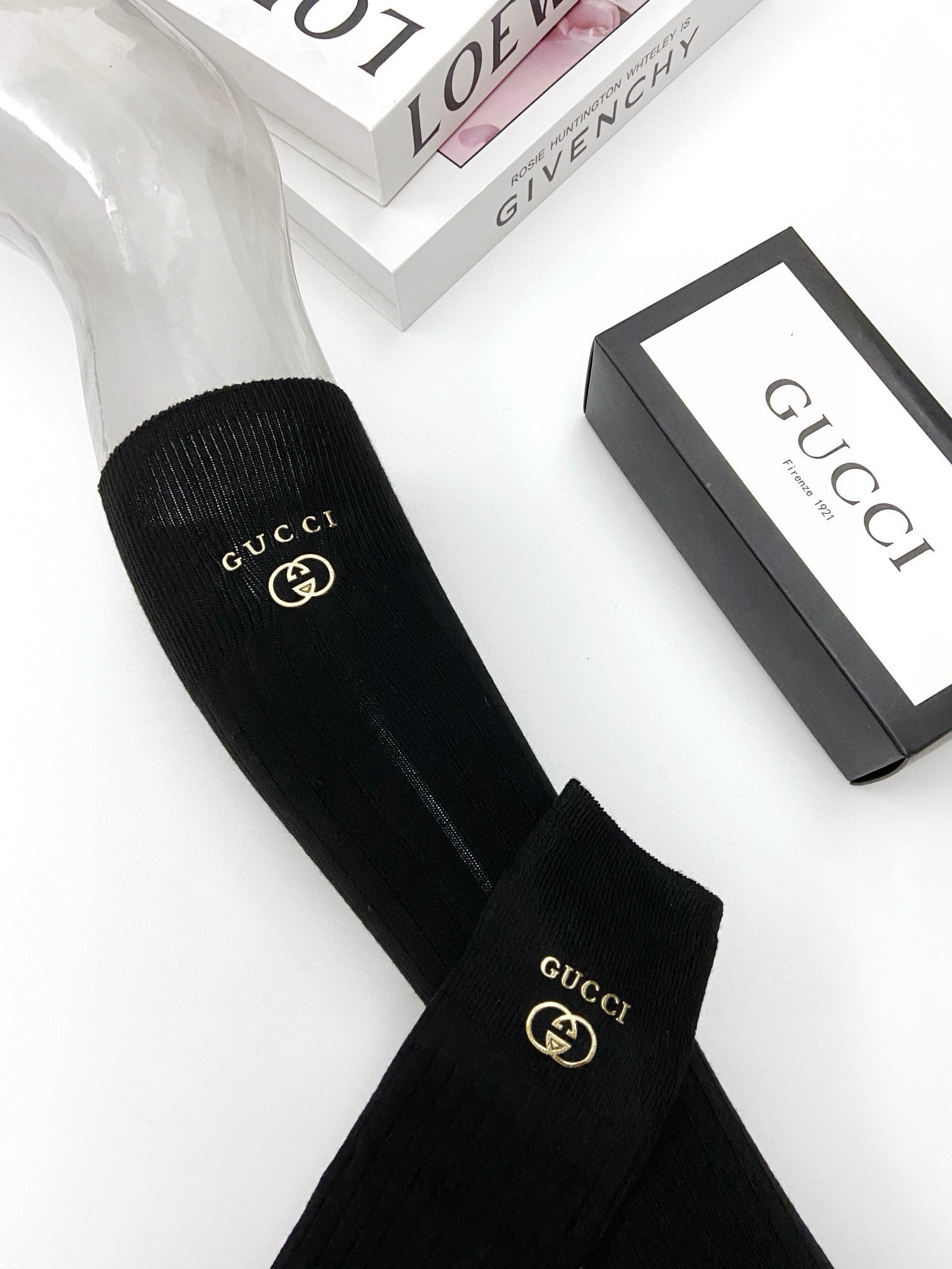  配包装
🌟【一盒一双】
🌟 Gucci 古琦 爆款经典字母 长筒袜 小腿袜🔥双针针织材质，超完美结合，