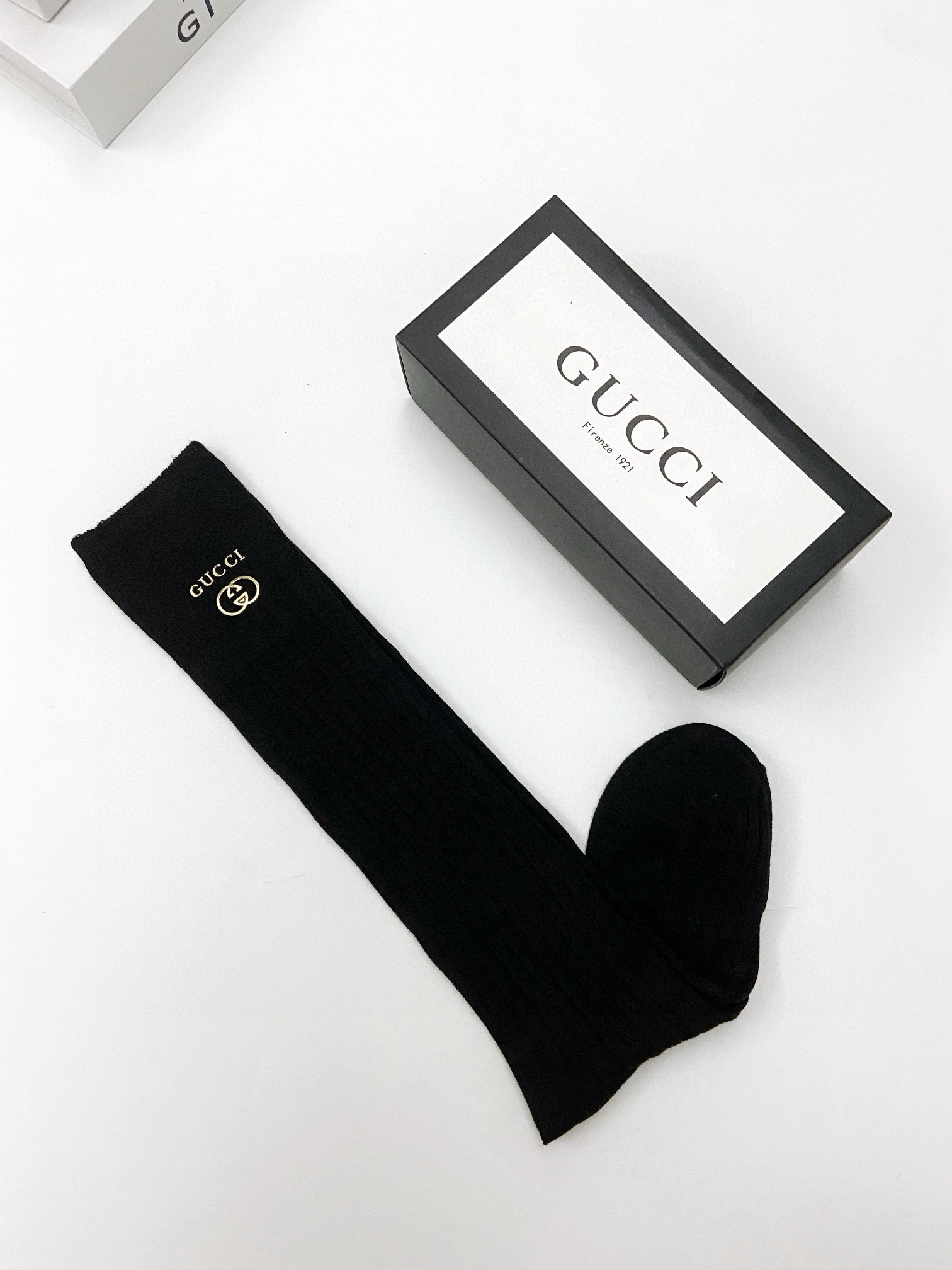  配包装
🌟【一盒一双】
🌟 Gucci 古琦 爆款经典字母 长筒袜 小腿袜🔥双针针织材质，超完美结合，