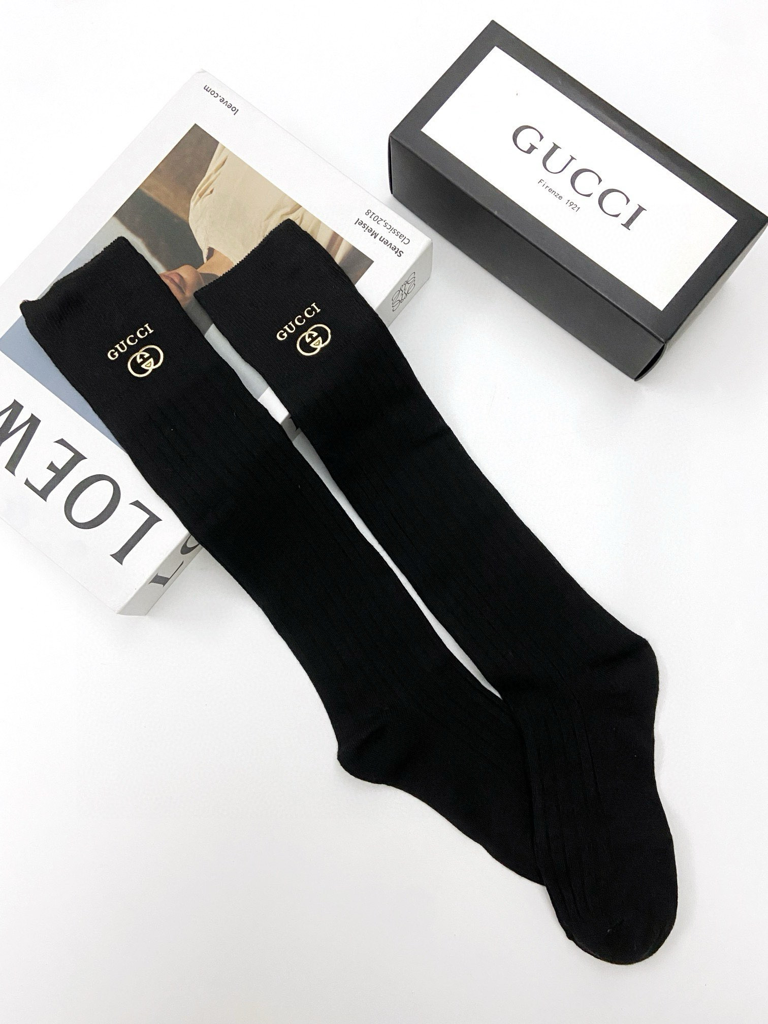  配包装
🌟【一盒一双】
🌟 Gucci 古琦 爆款经典字母 长筒袜 小腿袜🔥双针针织材质，超完美结合，