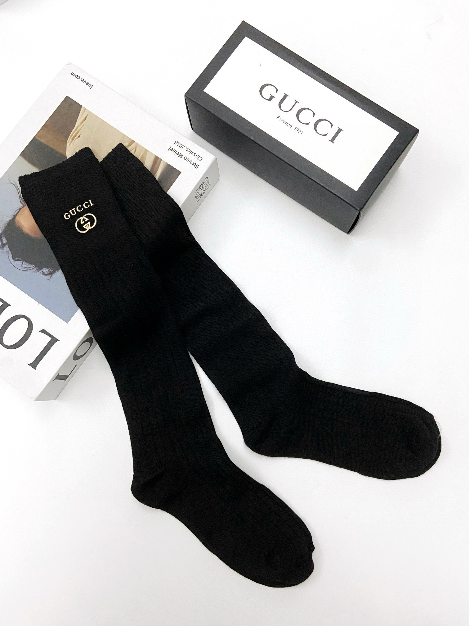  配包装
🌟【一盒一双】
🌟 Gucci 古琦 爆款经典字母 长筒袜 小腿袜🔥双针针织材质，超完美结合，