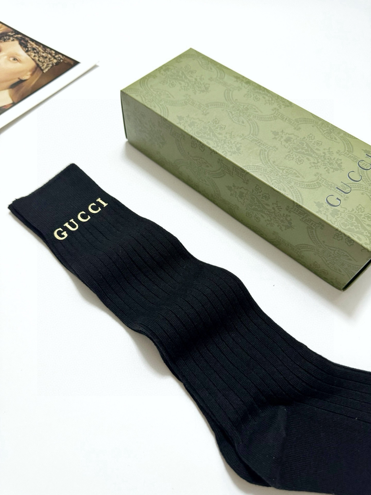 配包装
🌟【一盒一双】
🌟 Gucci 古琦立体硅胶经典字母 长筒袜 小腿袜🔥双针针织材质，超完美结合