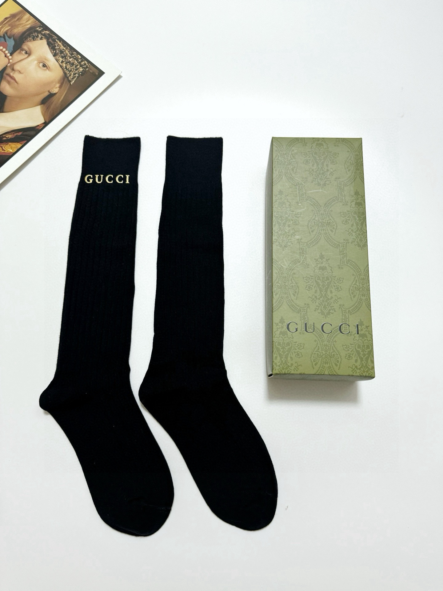  配包装
🌟【一盒一双】
🌟 Gucci 古琦立体硅胶经典字母 长筒袜 小腿袜🔥双针针织材质，超完美结合