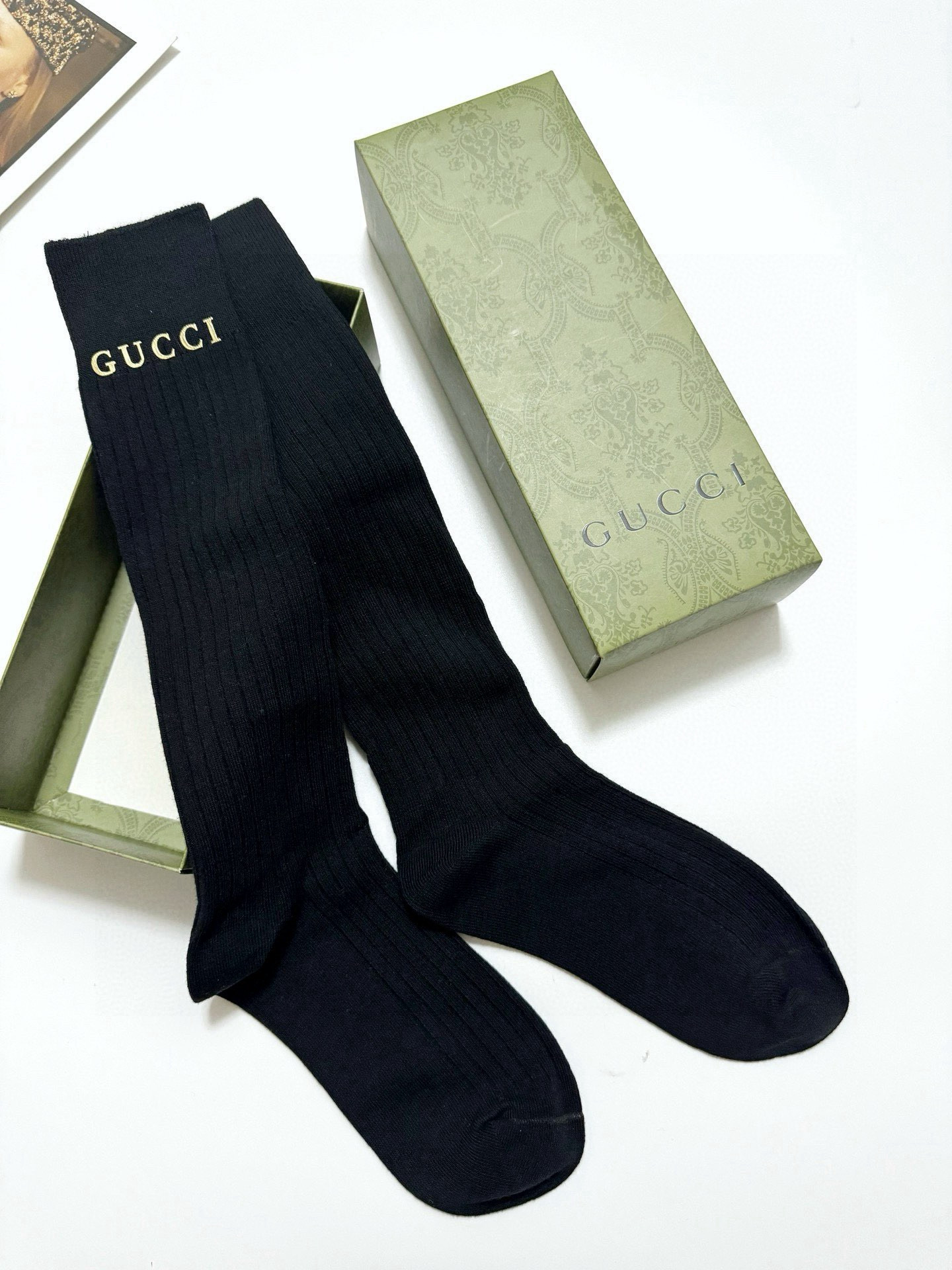  配包装
🌟【一盒一双】
🌟 Gucci 古琦立体硅胶经典字母 长筒袜 小腿袜🔥双针针织材质，超完美结合