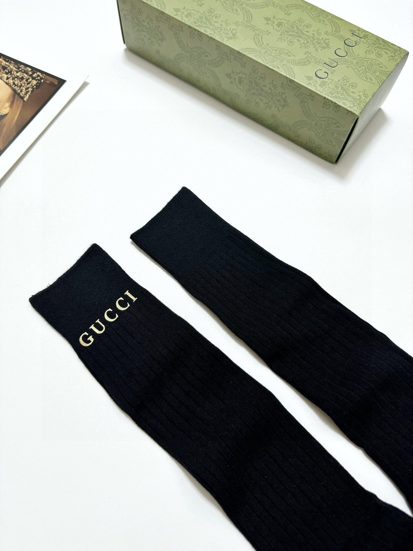  配包装
🌟【一盒一双】
🌟 Gucci 古琦立体硅胶经典字母 长筒袜 小腿袜🔥双针针织材质，超完美结合