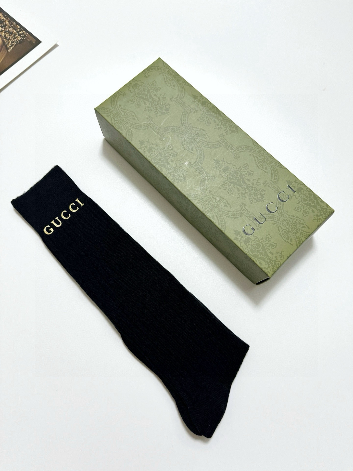  配包装
🌟【一盒一双】
🌟 Gucci 古琦立体硅胶经典字母 长筒袜 小腿袜🔥双针针织材质，超完美结合