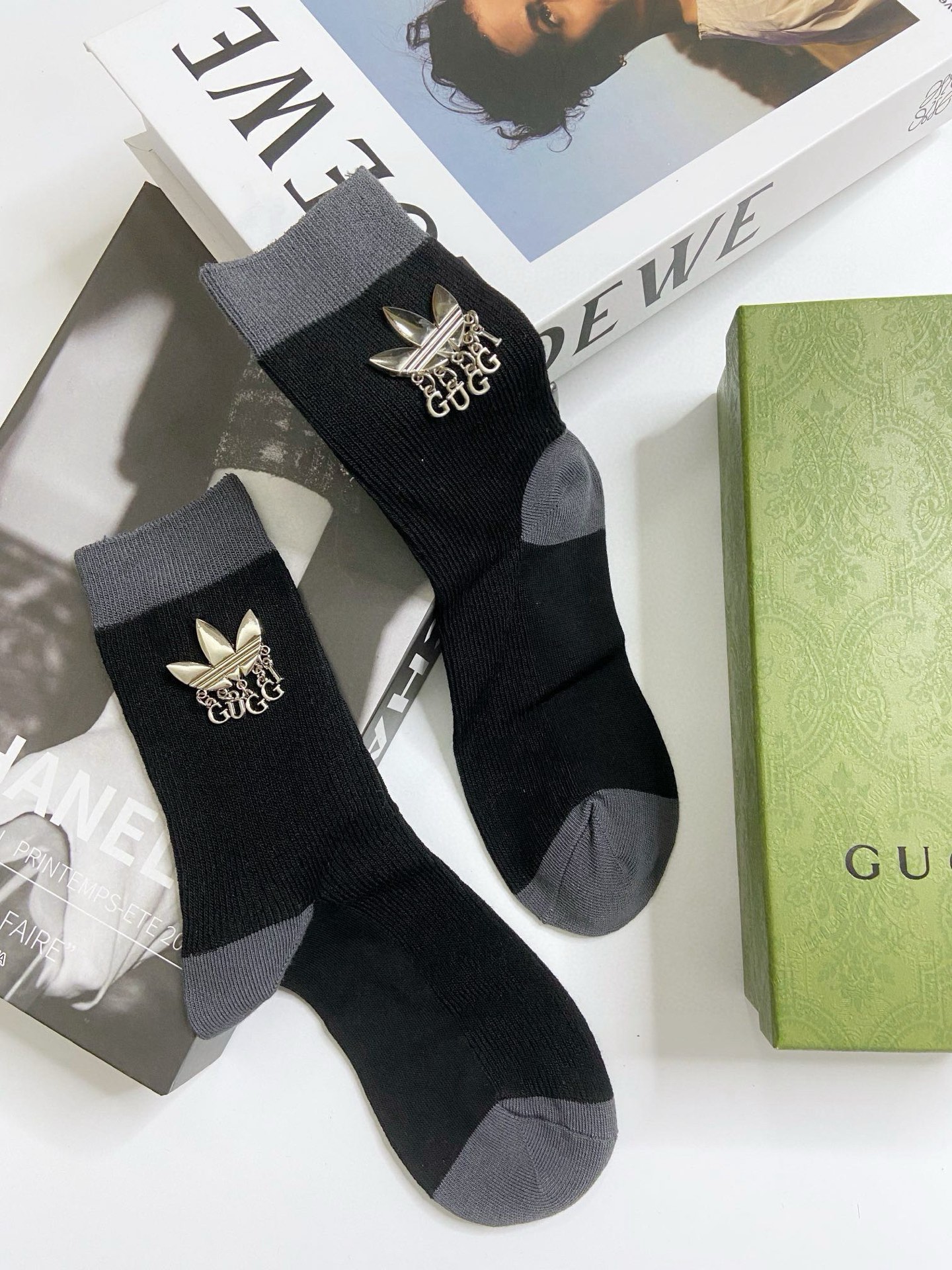  配包装
🌟【一盒2 双】
🌟Gucci 古奇 爆款字母logo重工五金 中筒袜 小腿袜🔥纯棉混纺材质，