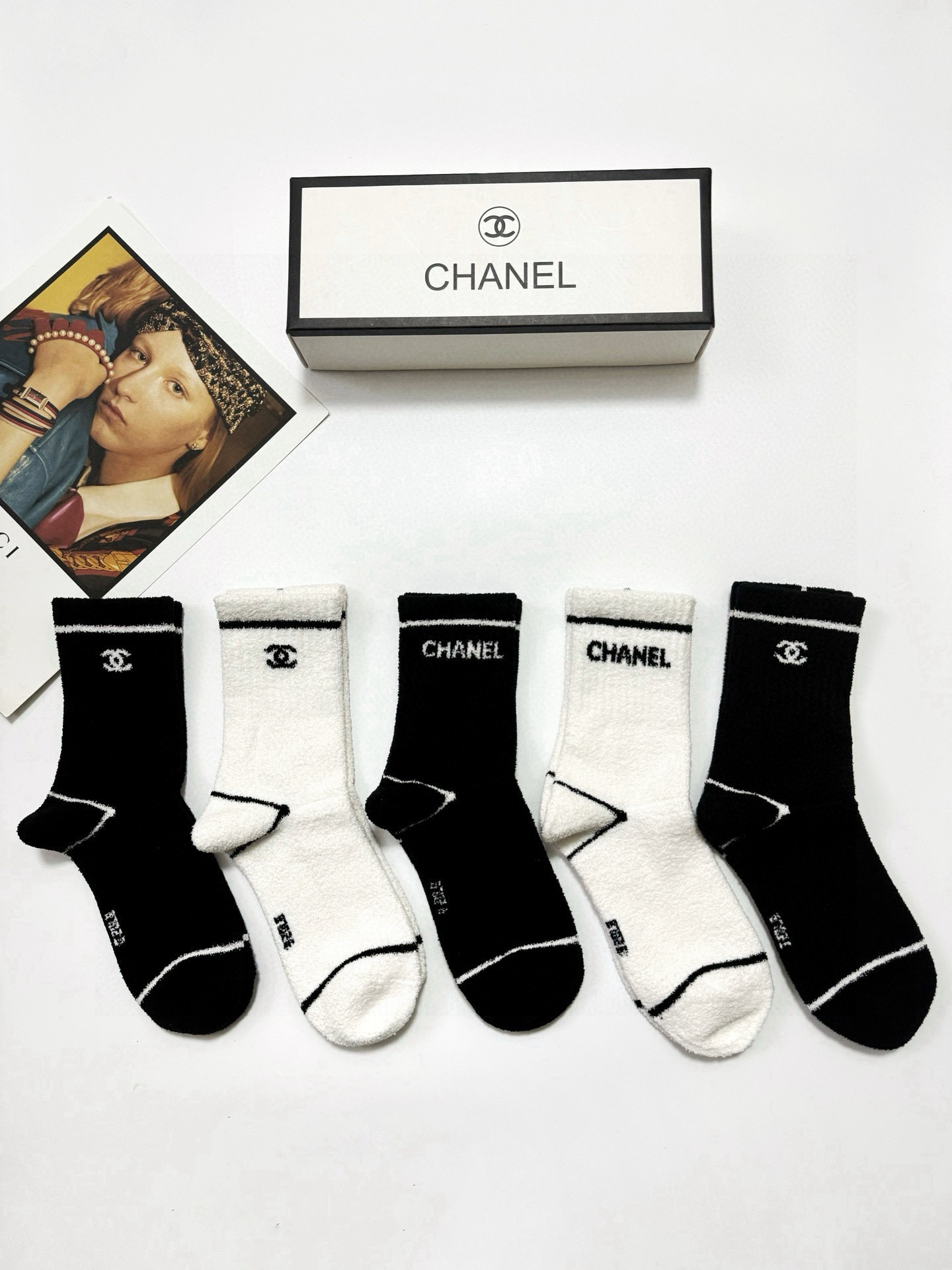   配包装
🌟【一盒5 双】
🌟Chanel 香奈儿 经典字母 logo珊瑚绒中筒袜  ！超级软糯亲肤！