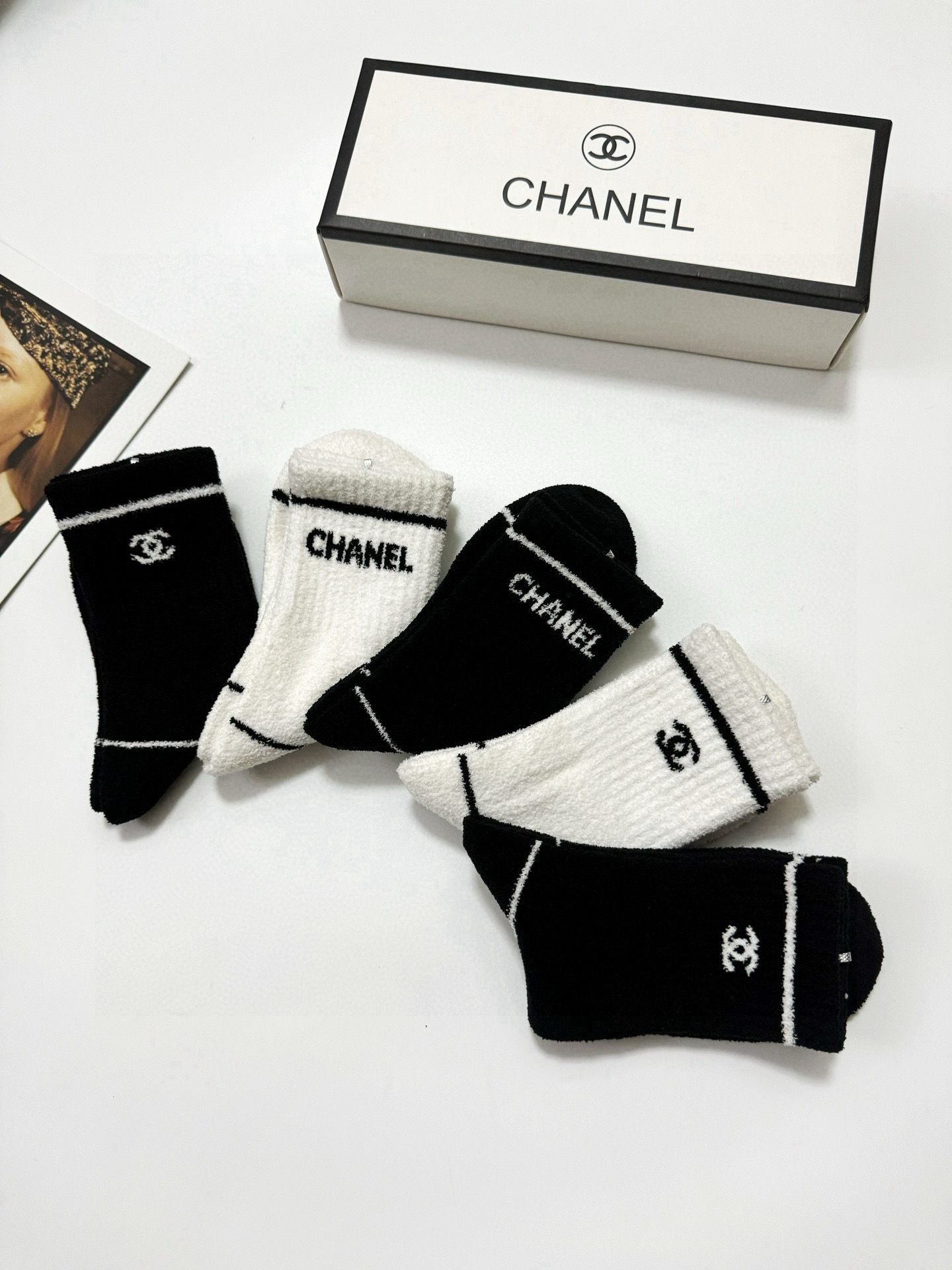   配包装
🌟【一盒5 双】
🌟Chanel 香奈儿 经典字母 logo珊瑚绒中筒袜  ！超级软糯亲肤！
